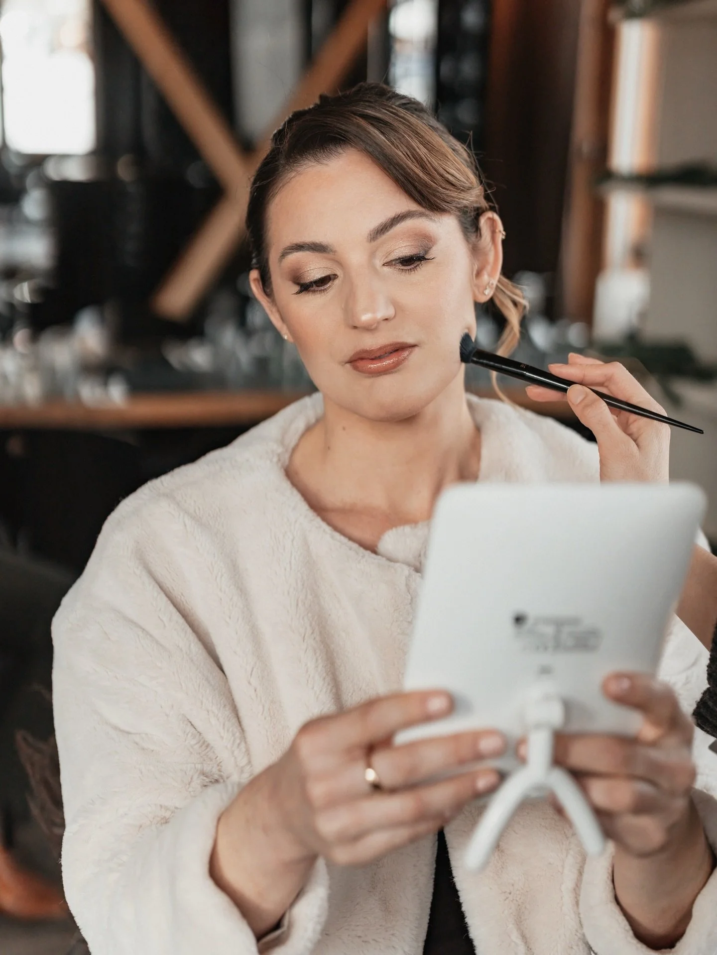 Les premiers instants d&rsquo;un jour inoubliable &hellip; la pr&eacute;paration de la mari&eacute;e 🤍🪄✨

Wedding Planner : @solario.nuptiae 
Lieu de r&eacute;ception : @lerelaisdescommunailles
Photographe : @goldhibiscus_photography
D&eacute;corat