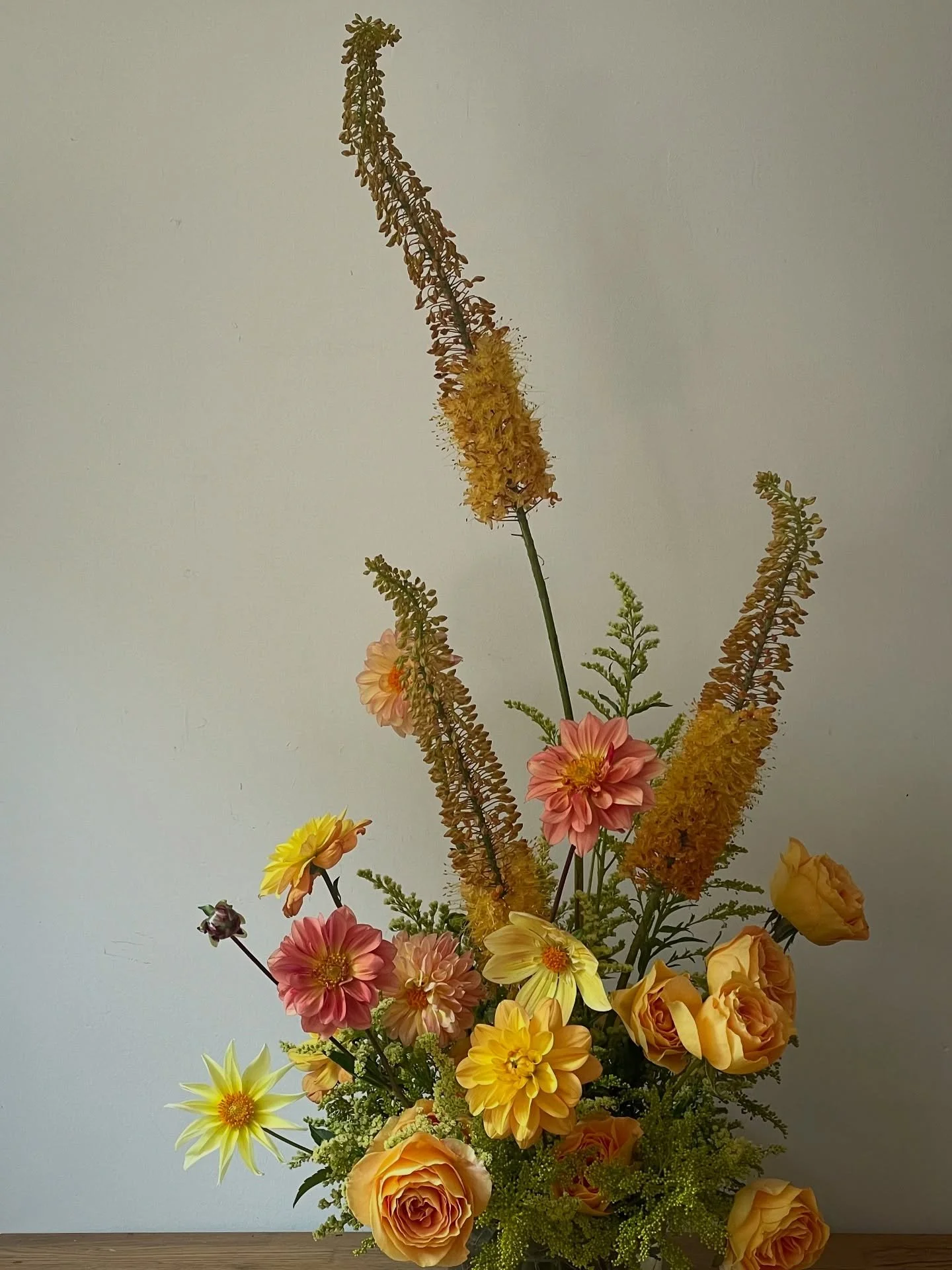 🌅✨summer sunset palette giving me all the good vibes and energy. Especially when I can work with blooms from @mays.home.garden 🫶🏻 locally grown zinnias, cosmos, celosia and the most special dahlias!

Also a thank you to my friend @mossyfloraldesig