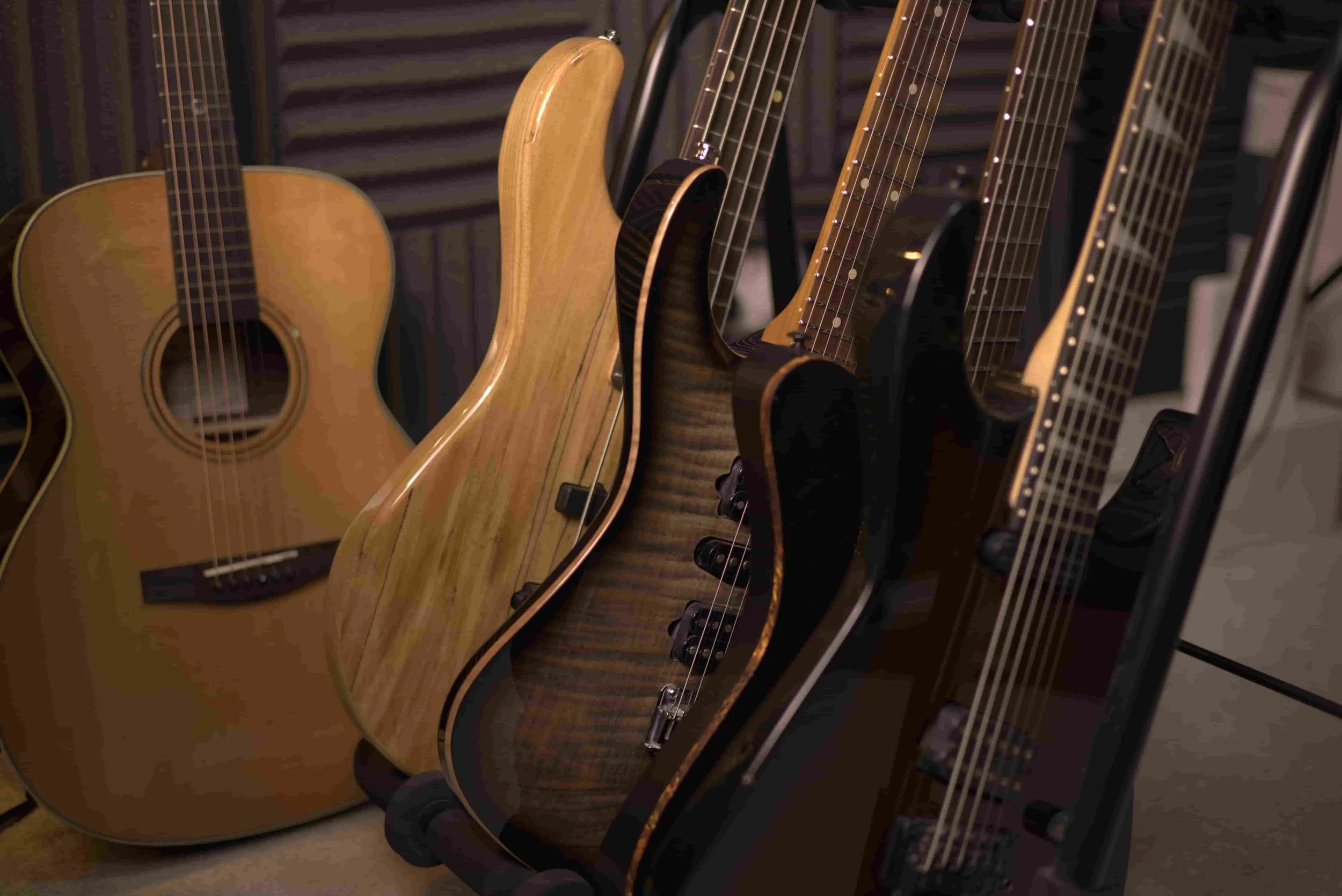 4-guitar-stand.jpg