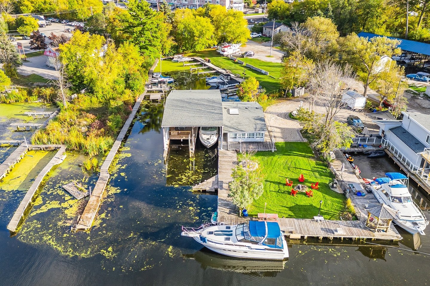 🌊 Waterfront Dream! Stunning marina property on the Maskinonge River with direct access to Lake Simcoe.
✨ A dream location combining natural beauty and potential.

 Ready to give your listings the spotlight they deserve? DM me today to secure your s