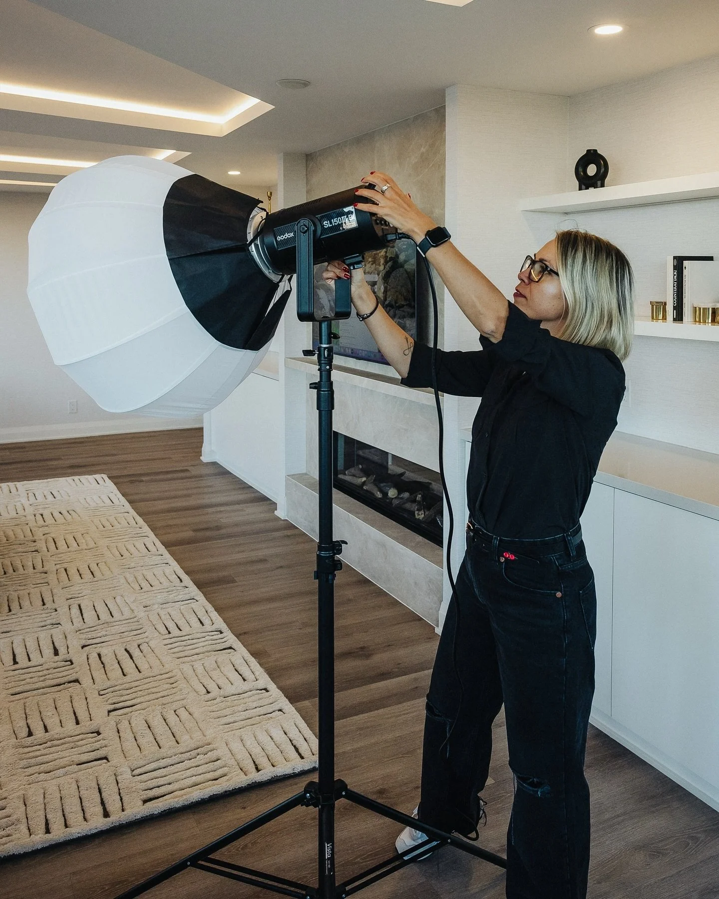 ✨ Lighting prep for a branding shoot 👌🏻 

Give your profile a fresh, professional look &mdash; DM me to book your photo shoot!📩🚀
.
.
.
.
.
#brandingphotography #torontophotography #realestatemedia #realestatephotography