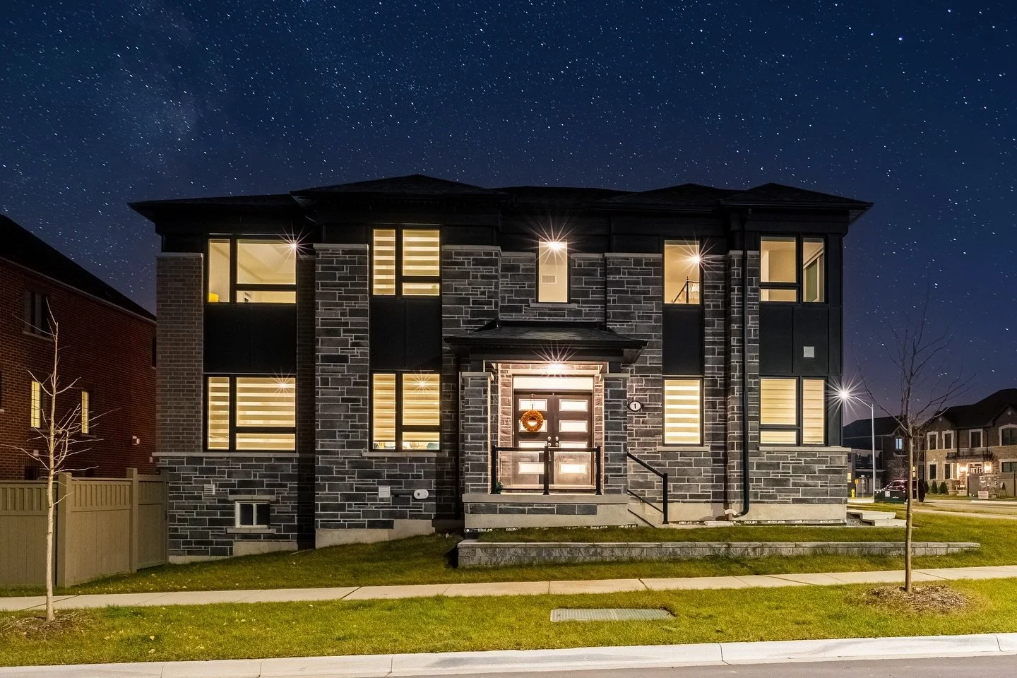 ✨ Stand out from the crowd with mesmerizing twilight property photos. 

📸 @brighthomemedia

Ready to elevate your listings? Let&rsquo;s create the visuals your property deserves! 🚀🏡

#realestatephotography #realestatephoto #realestatemedia #twilig