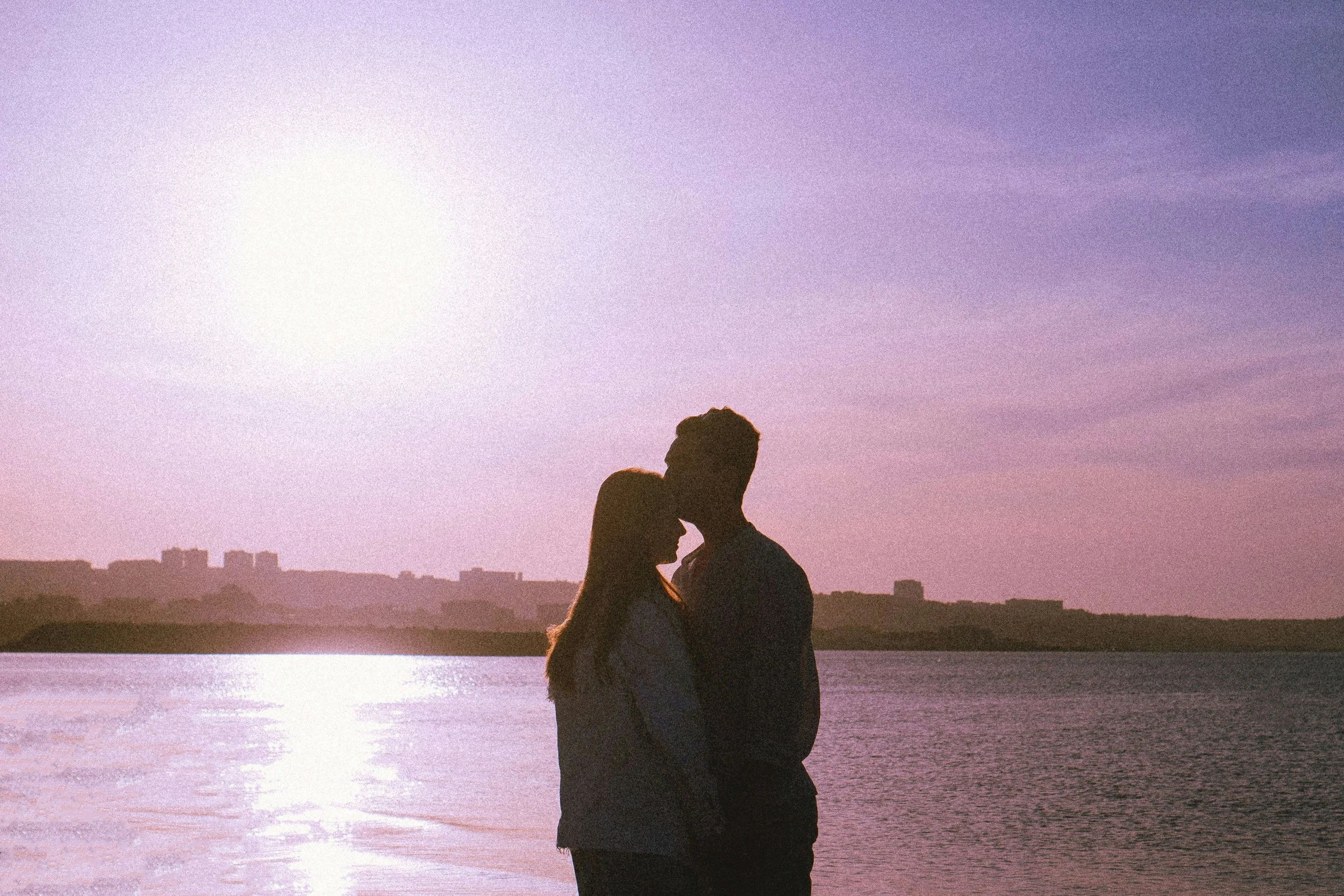 Hyper Independence in Relationships: Why “I Don’t Need Anyone” Keeps Wrecking Your Love Life