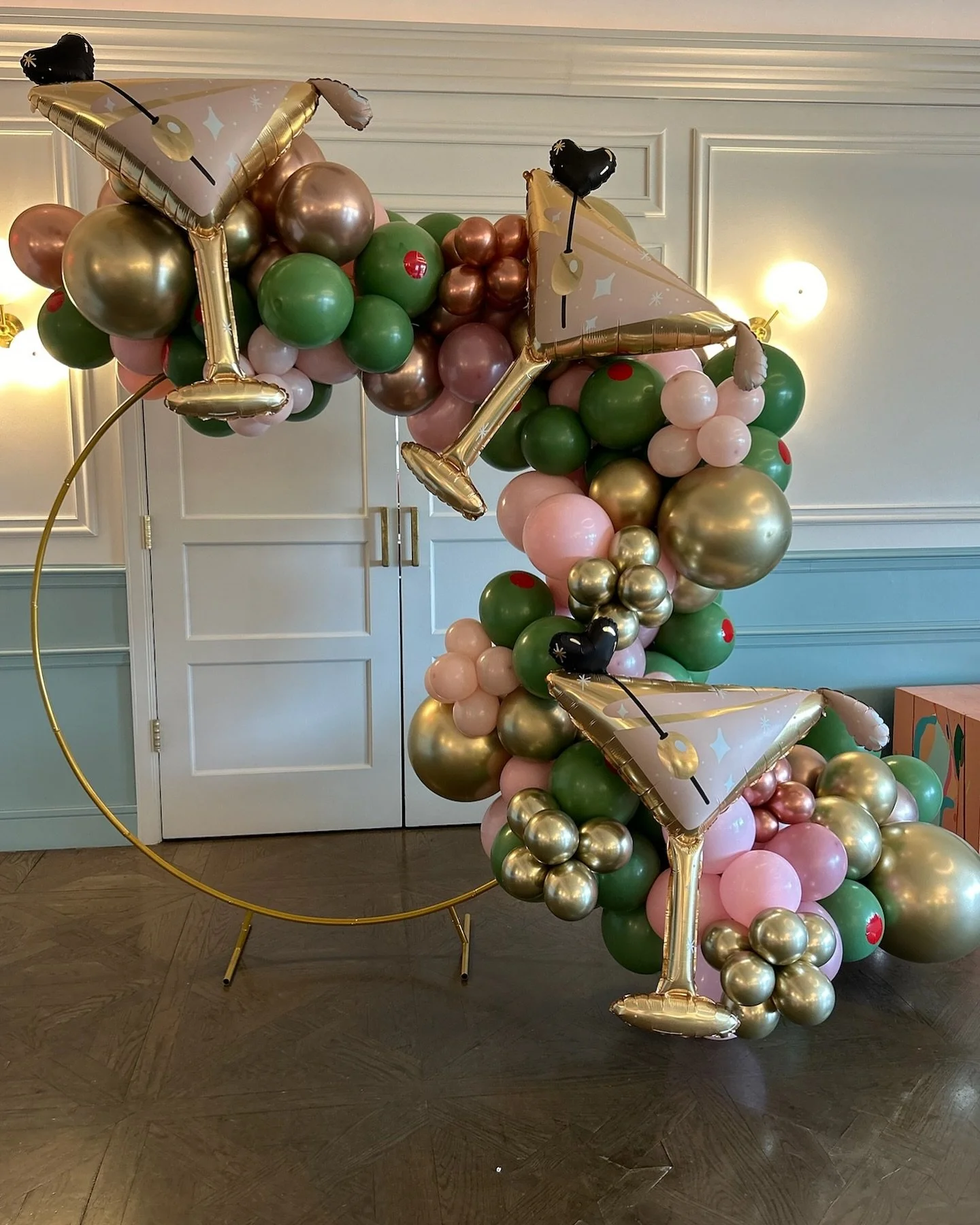 🍸✨🎈✨🫒Shaken, Stirred and Thirty! Cheers to being a tini bit older! 🫒✨🎈✨🍸

#floatballoonbar #tiniballoons #30thbirthday #bigballoons #birthdayballoon #dallasballoons #martiniparty #dirtythirty #martinibirthday #balloongarlands #balloonbouquet