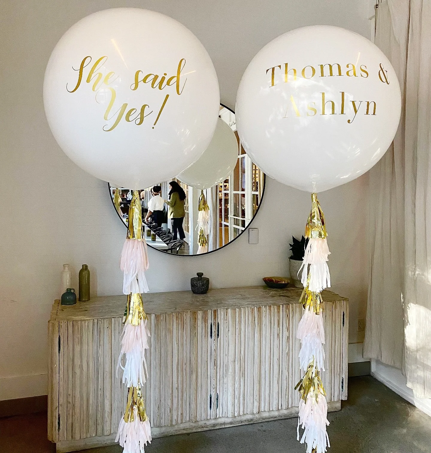 ❄️🎈❄️A little snow might be on the ground, but that won&rsquo;t stop us from delivering! Stay warm and don&rsquo;t worry&mdash;we&rsquo;ll be there to help you celebrate! ❄️🚚❄️ 

#floatballoonbar #balloondelivery #dallaskidsparty #bigballoons #enag