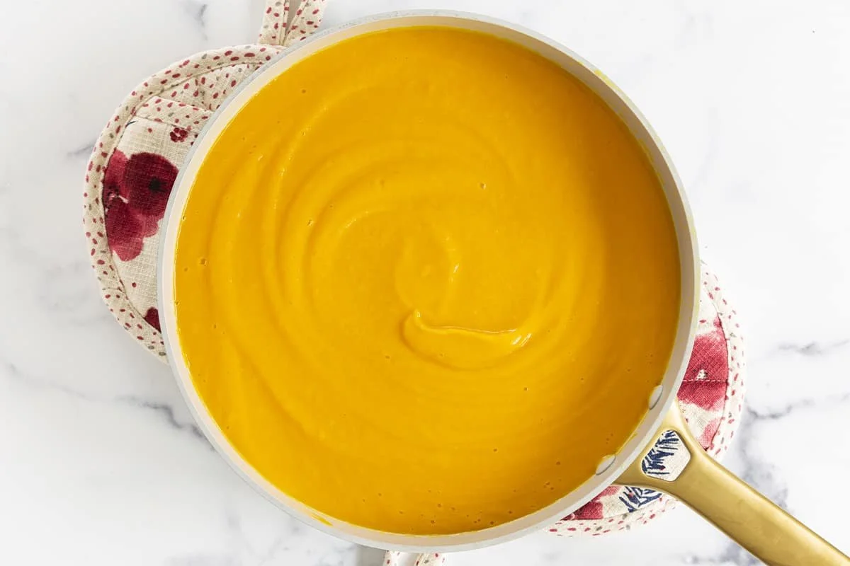 🍎 Butternut Squash & Apple Soup - Smooth, comforting, and lightly sweet — this wholesome soup blends butternut squash, carrots and apples for a cozy, nourishing bowl.