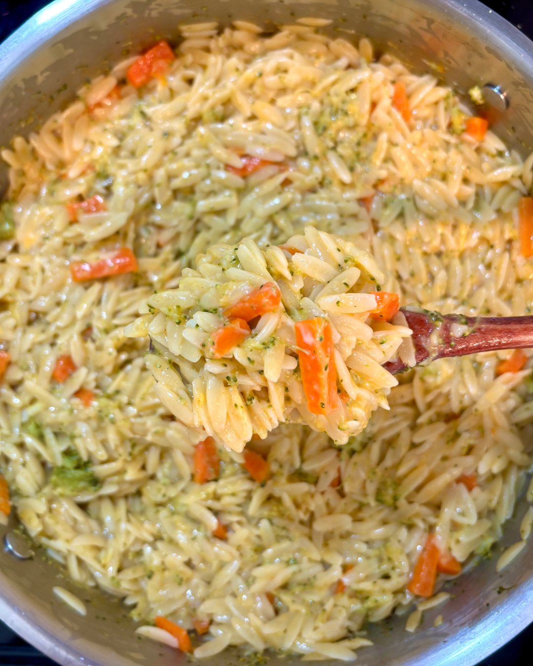 🥦 Broccoli & Carrot Orzo - A cozy, veggie-packed twist on a classic pasta! Creamy orzo with tender carrots and shredded broccoli — perfect for little tummies and big smiles.