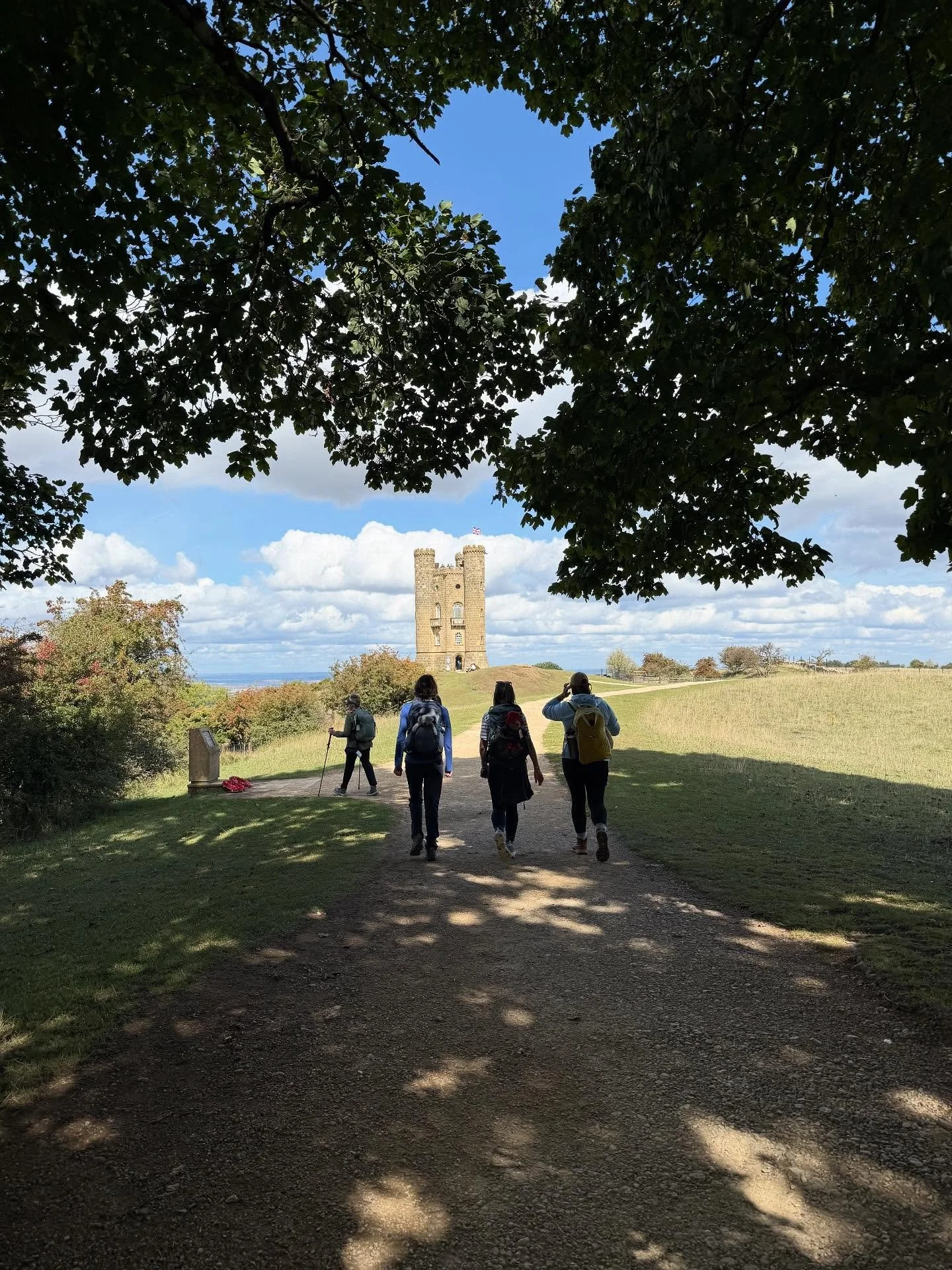 🇬🇧 Broadway Tower // This is where we end our Women&rsquo;s Walking Retreats in the Cotswolds as there&rsquo;s something special about reaching heights that brings clarity and hope - clarity as one gazes over the landscape and finally sees the vast