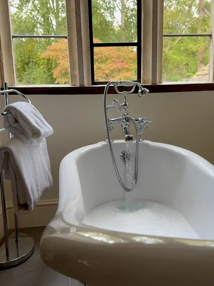 A long soak in Cotton Hall&rsquo;s clawfoot tub paired with local bubbles from @cotswoldlavender is the best possible pairing after a leisurely day of Cotswolds walks. Enjoy this sumptuous splurge @the.slaughterscountryinn ! 🛁

#bringinginspirationh