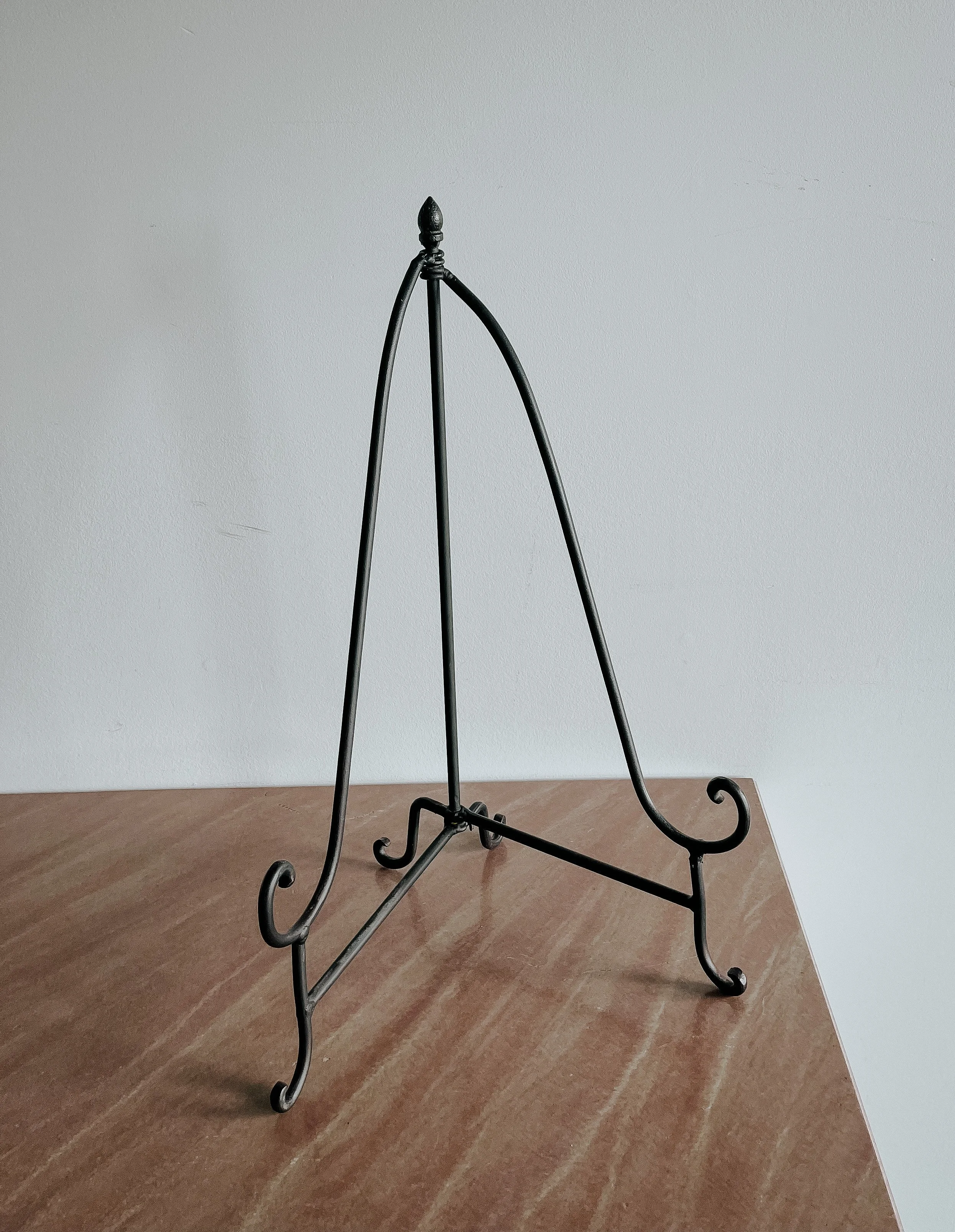 (1) 20" tabletop easel