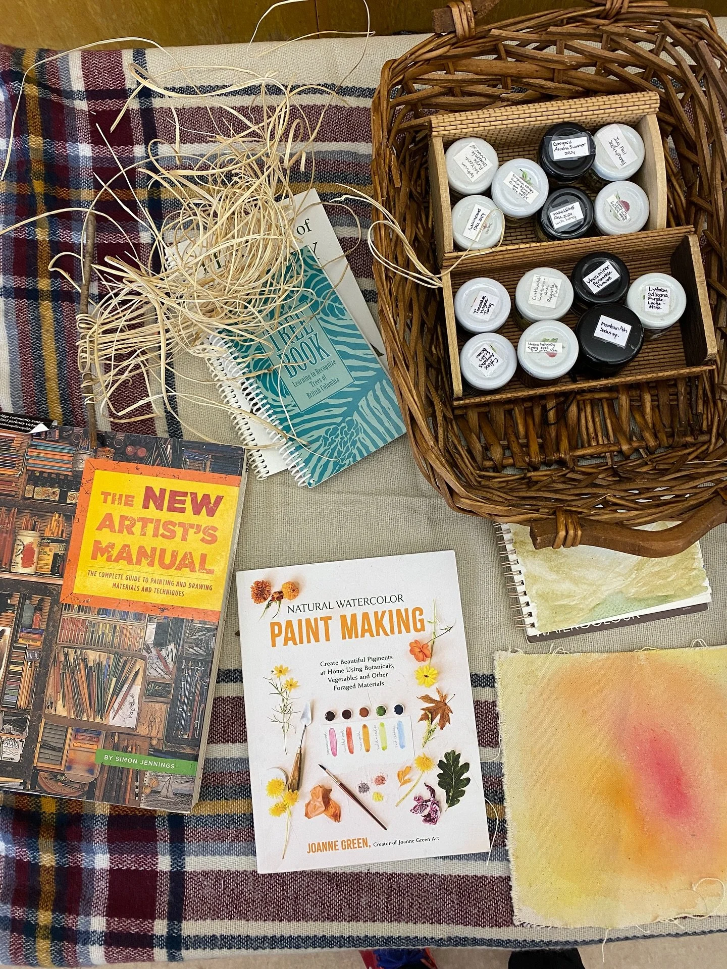 Thank you to @wildcraftedherbals for facilitating a beautiful plant paint making workshop where we turned invasive English ivy into paint!

Dianna taught us about the importance of using the materials around us and about embracing the uncertainty of 