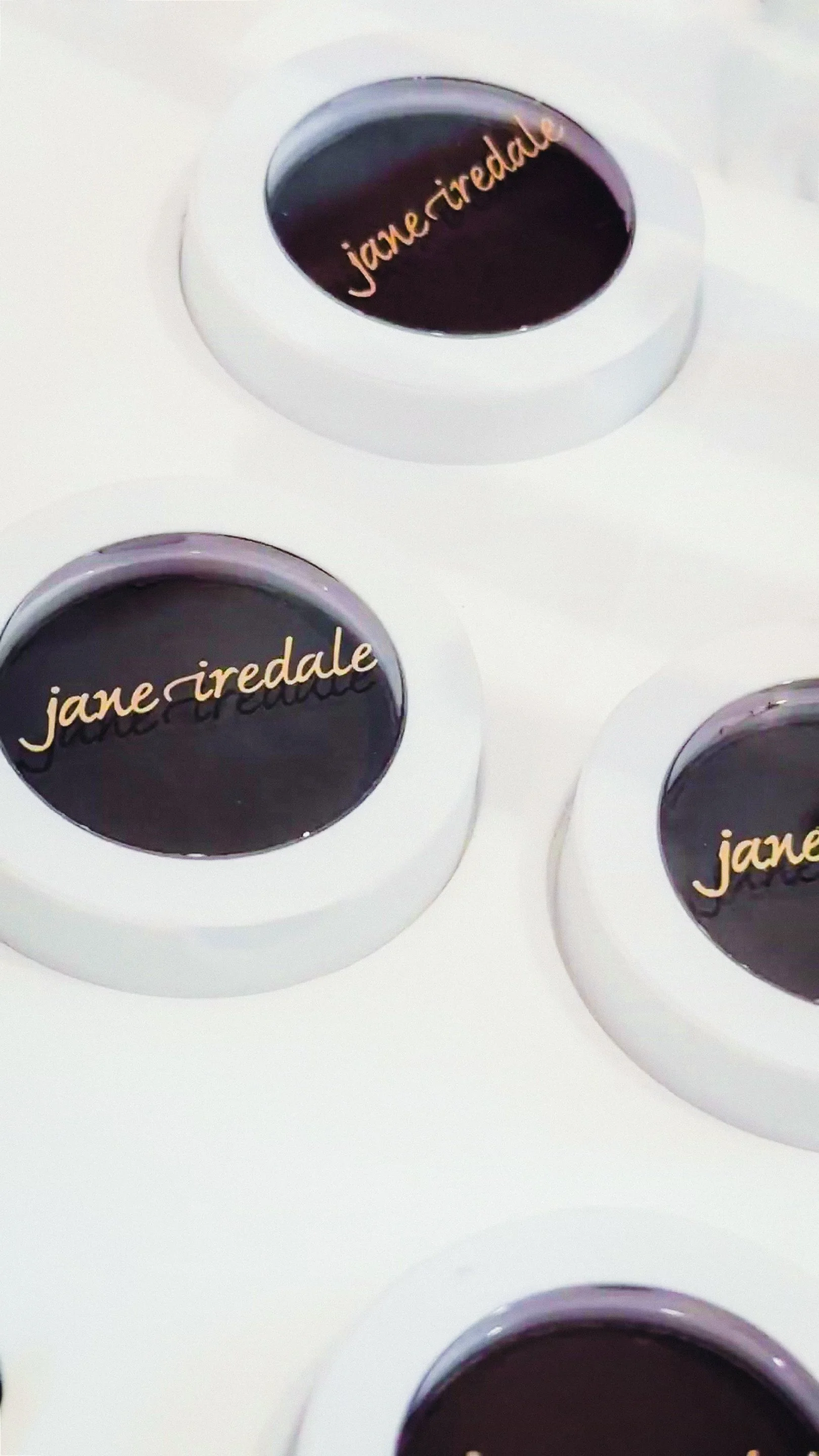 JUT - JUUT reel Jane iredale.jpg