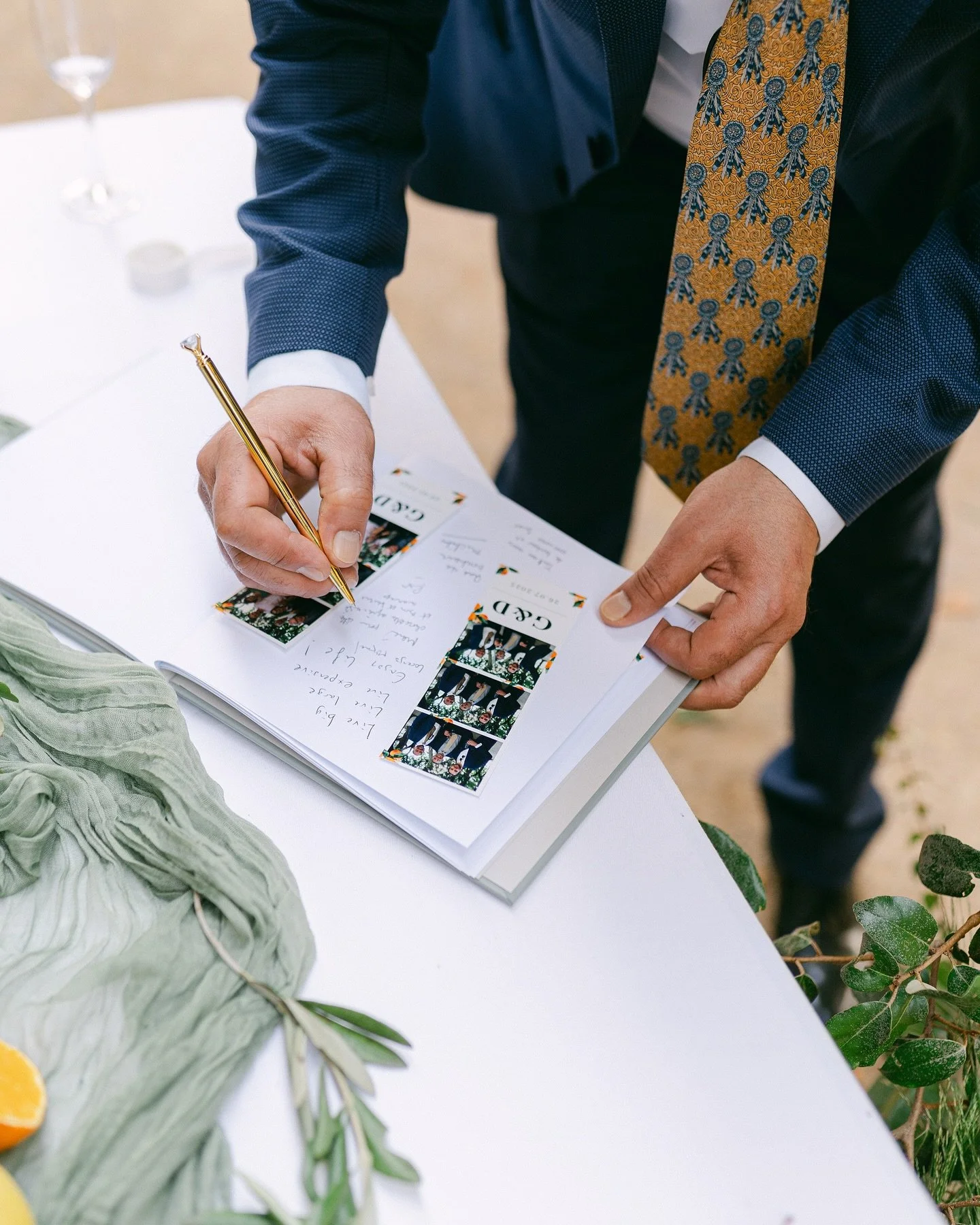 Une id&eacute;e pour vos tirages de photobooth ? Mettez un livre d&rsquo;or et des &eacute;tiquettes &agrave; disposition pour vos invit&eacute;s, et laissez les exprimer leur cr&eacute;ativit&eacute; 😎

#photobooth #photoboothrental #photoboothwedd