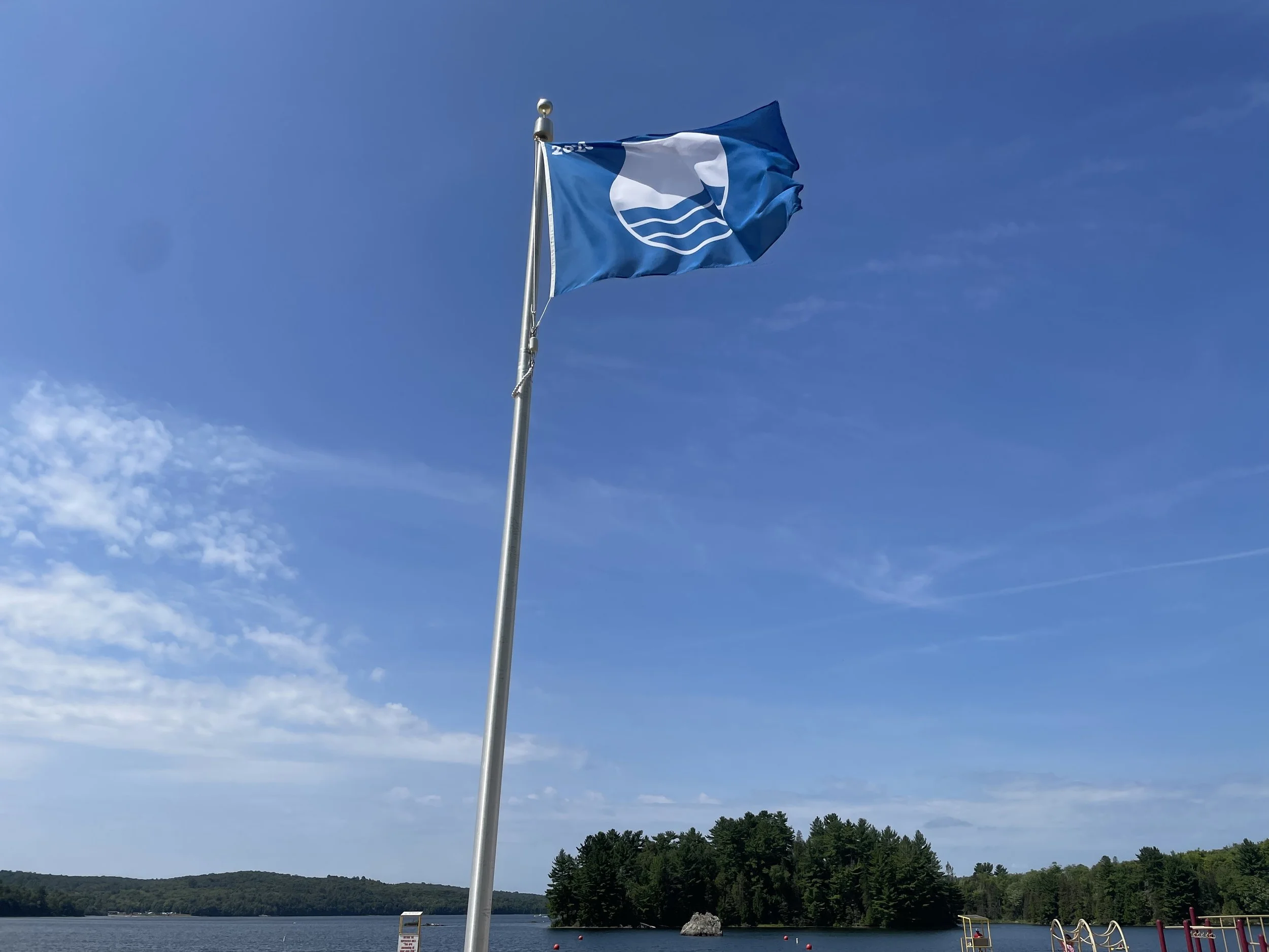 Blue Flags awarded to 13 beaches and 10 Marinas in Canada for 2026, announces Swim Drink Fish