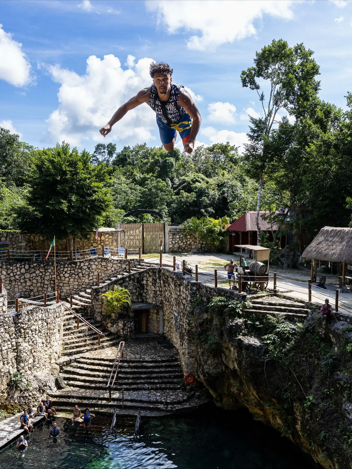 Defying gravity in cenote Zemway

#jumpleague #cliffjumping #cenotetulum #cenotezemway #divetulum