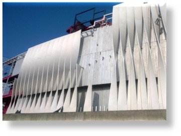 Edificio moderno con fachada de paneles metálicos y diseño angular