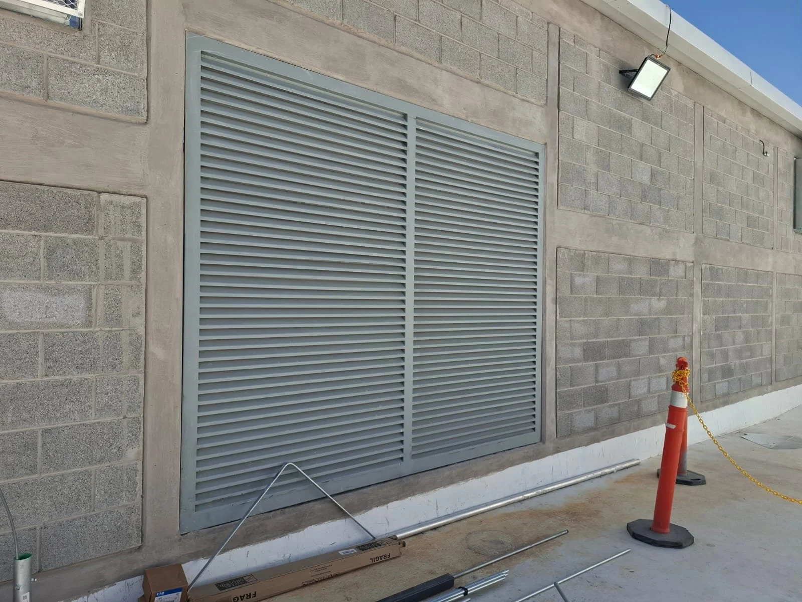 Puerta louver en un sitio industrial.