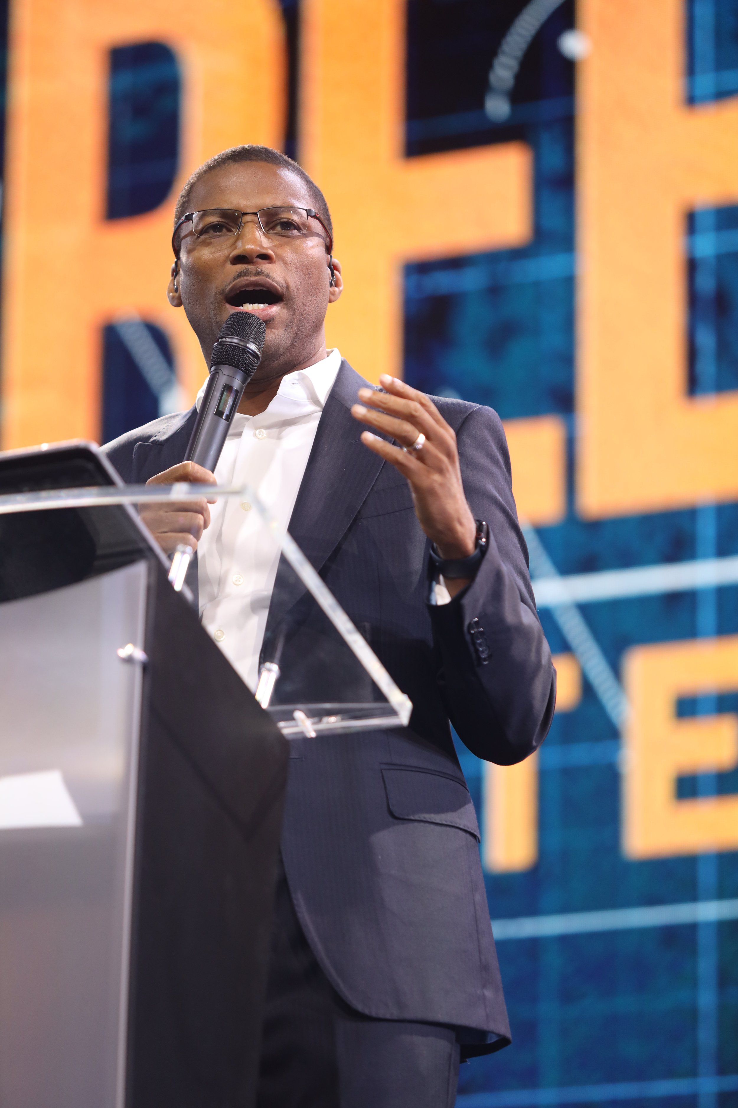 La Evangelización a Través de la Oración