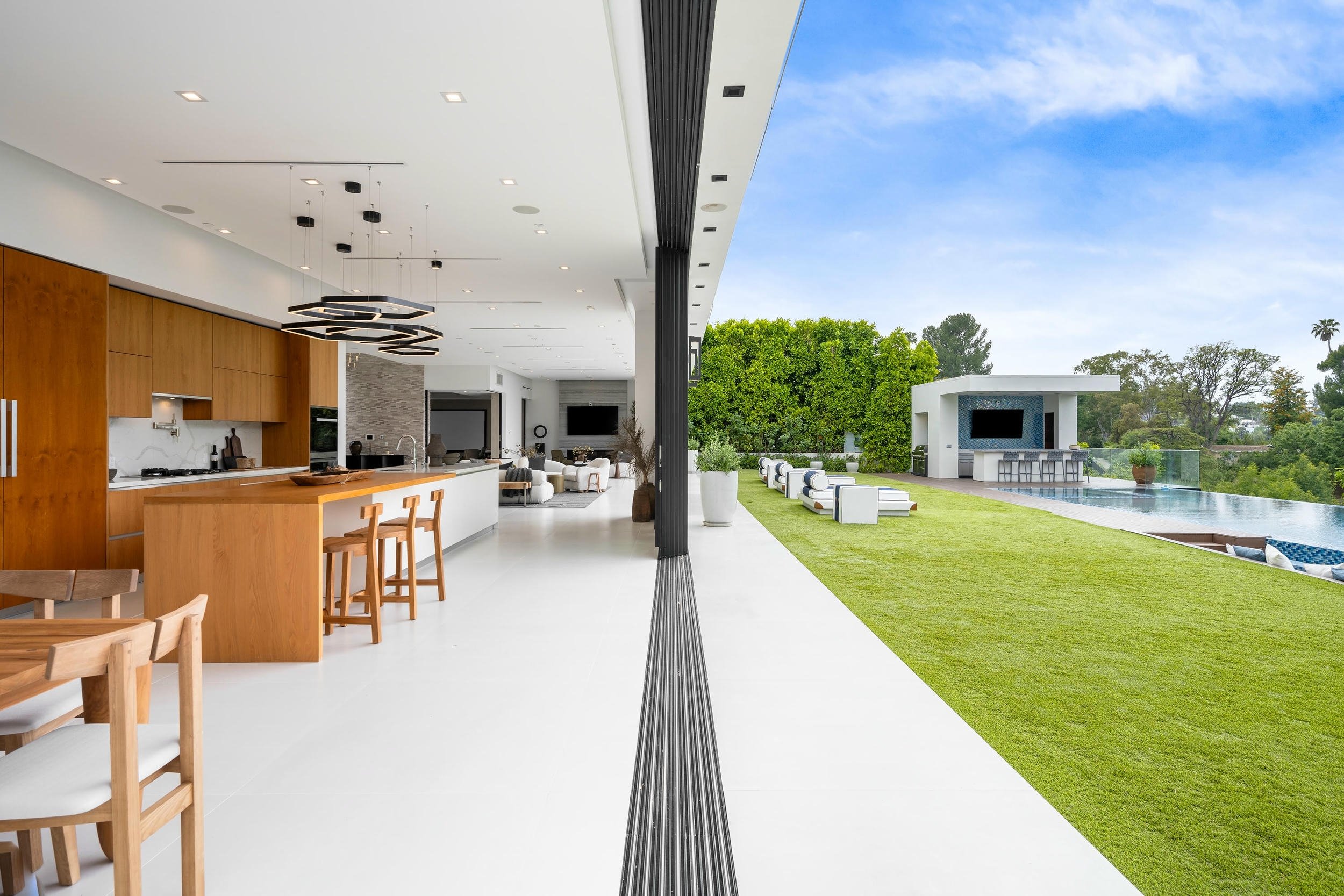 contemporary-home-interior-with-alfresco-giving-access-to-backyard.jpg