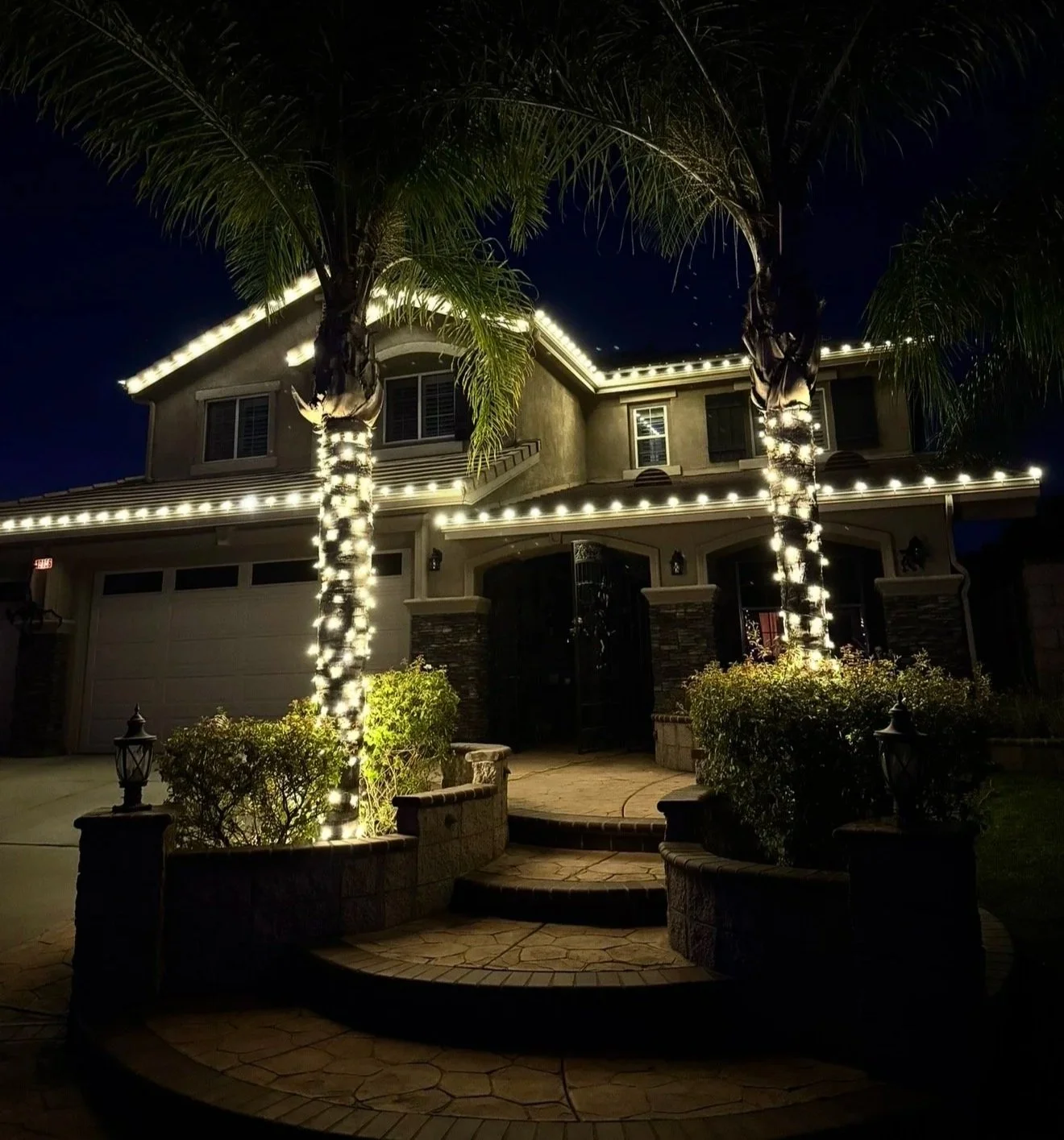 Custom holiday lighting display
