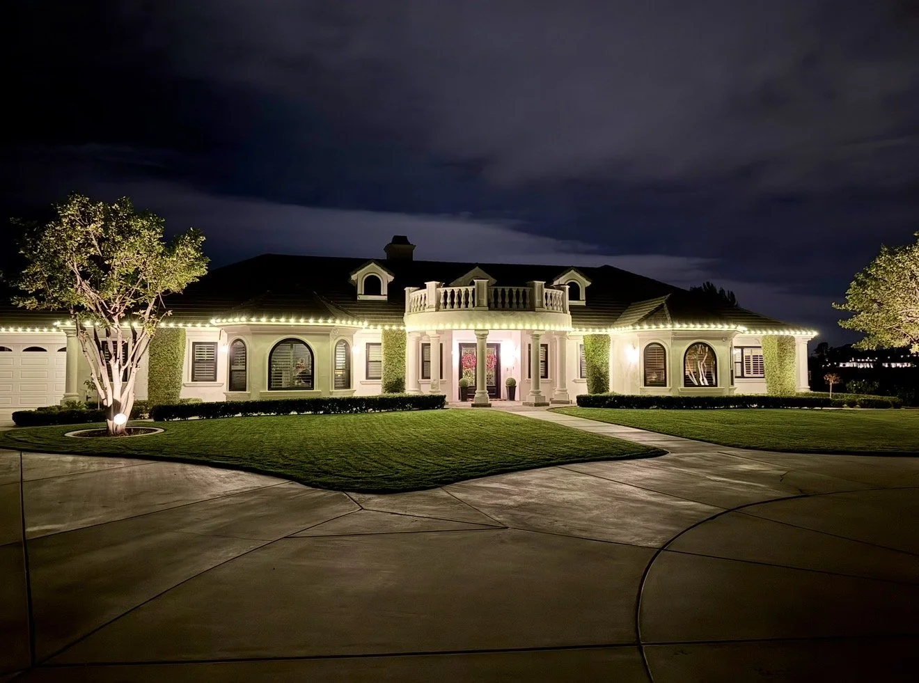 Holiday roofline lighting installation