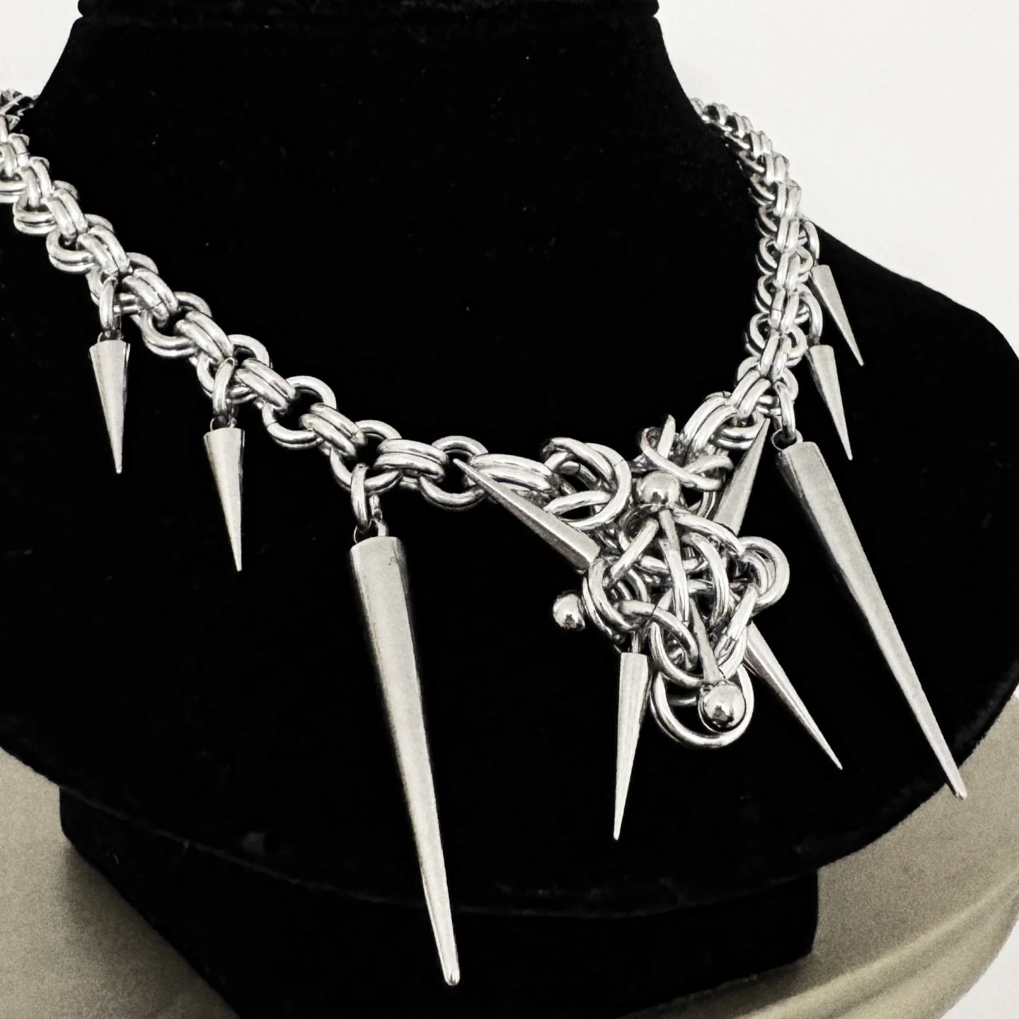 a gorgeous custom choker, and part of an art trade with the wonderful @sam.inky !! sam wanted something spiky and this is what my hands and brain came up with! 🗡️

#chainmail #chainmaille #chainmailjewelry #chainmaillejewelry #shoplocalyvr