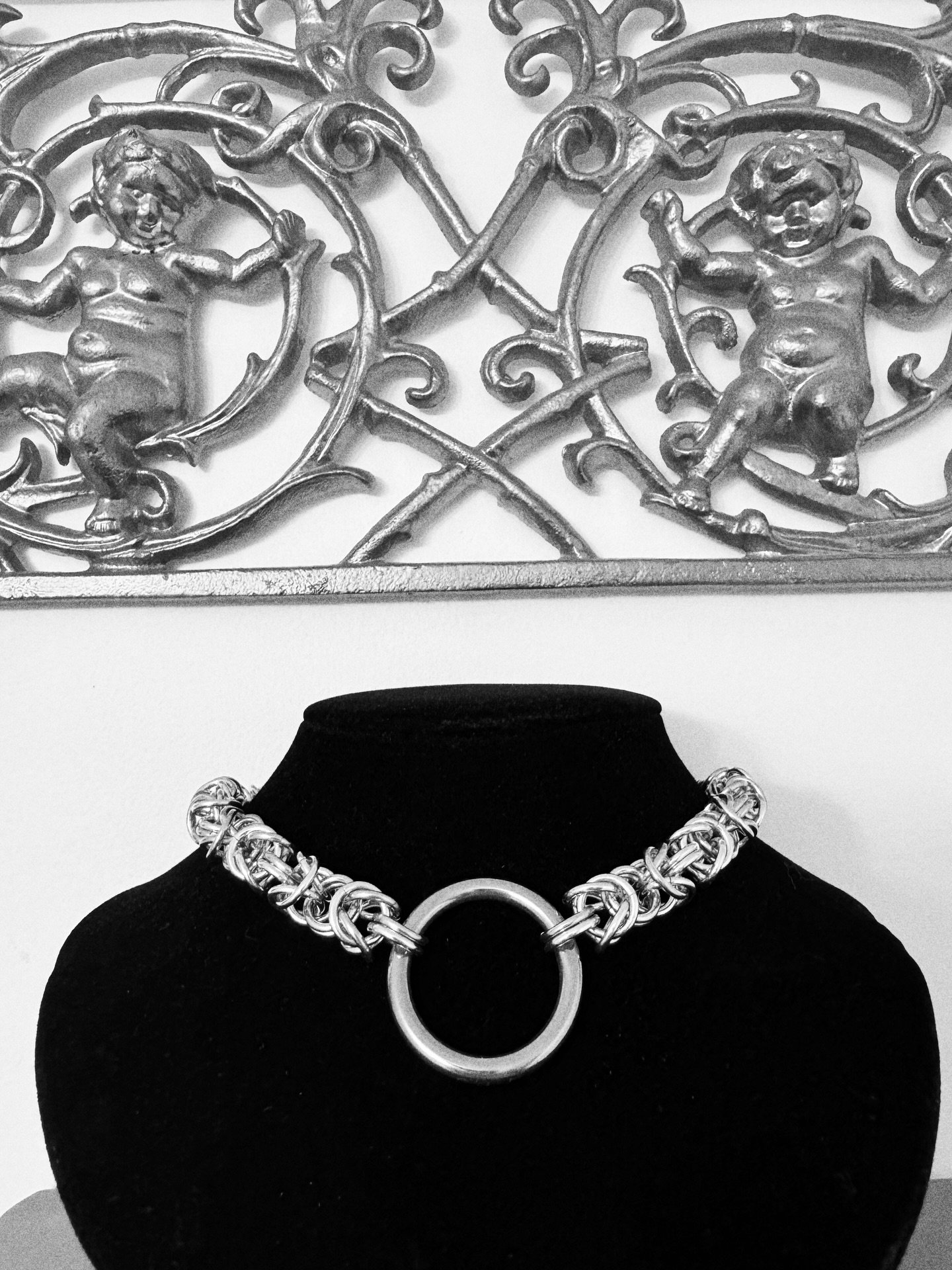 another commission went to its new home this week! made my &ldquo;requiem&rdquo; bracelet style into a choker! 🖤

#chainmail #chainmaillejewelry #chainmaille #chainmailchoker #shoplocalyvr