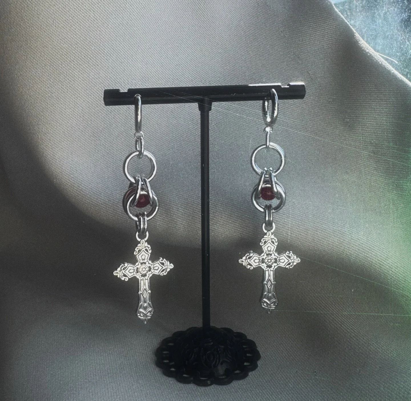 experimenting in maidencore headquarters - captive bead edition! 

#chainmail #chainmaille #chainmailjewelry #chainmailearrings #chainmaillejewelry