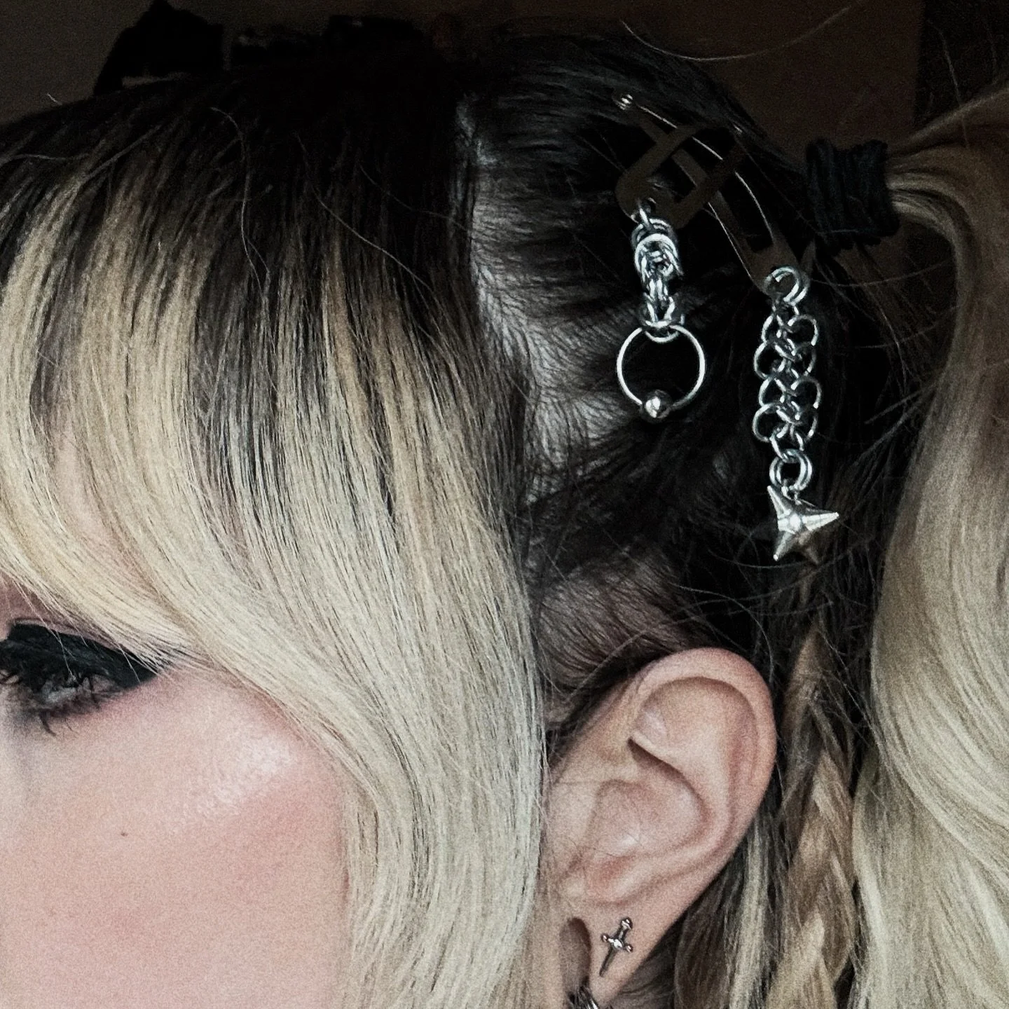 NEW MAIDENCORE: a sneak preview of some new hair clips! i have a total of 5 style variations so far, and perhaps more to come! 🖤 coming soon to maidencore.com, available at upcoming markets 🖤 

#chainmail #chainmaille #chainmailaccessory #chainmail