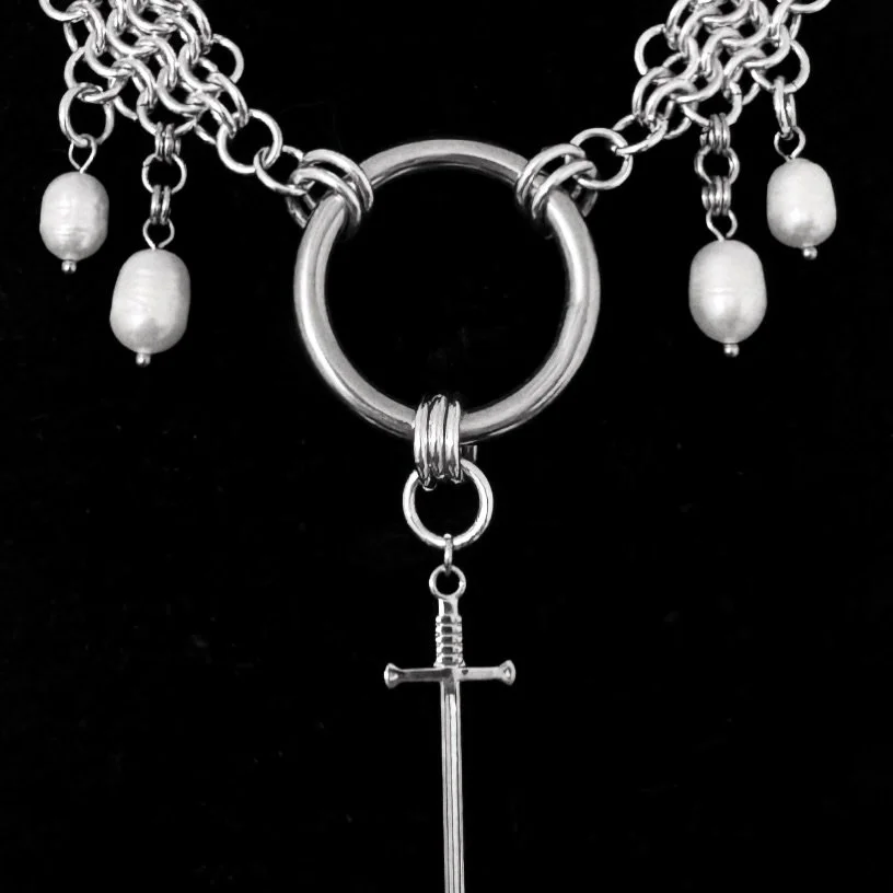 the saint joan choker - details 🤍 swords, freshwater pearls, and stainless steel ⛓️

#chain #chainmail #chainmailjewelry #chainmaille #chainmaillejewelry