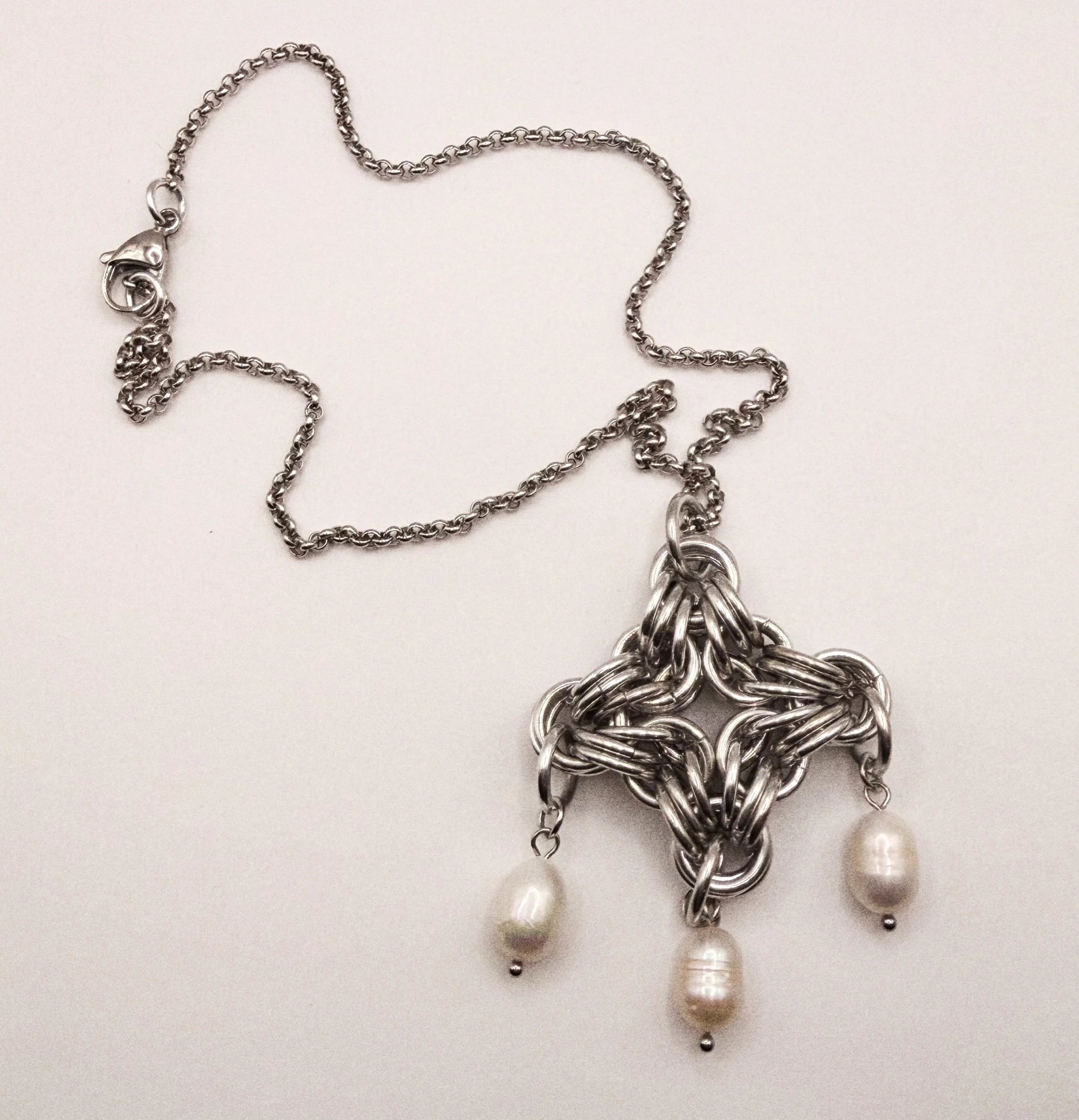 stainless steel pearl chainmail pendant necklace