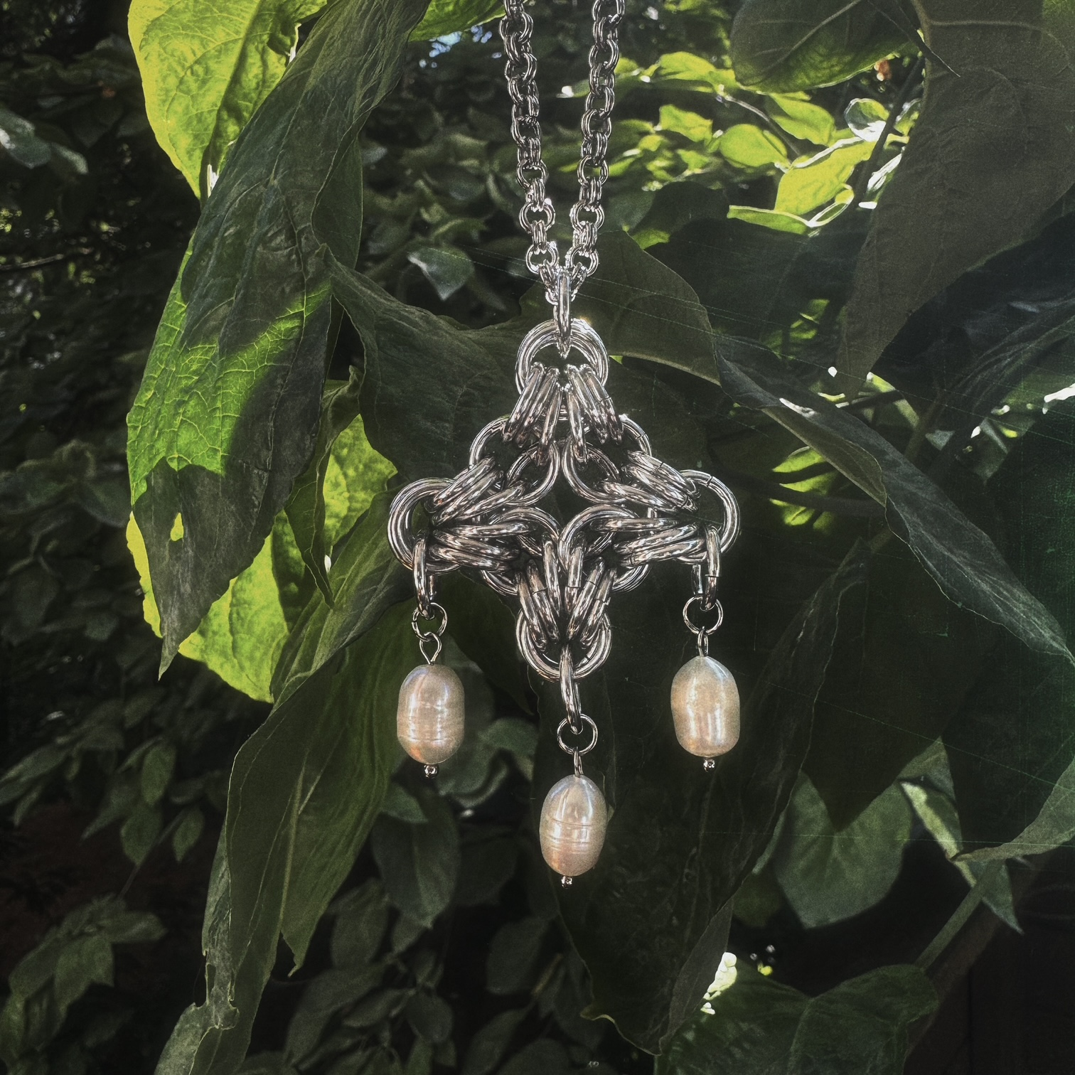 stainless steel pearl chainmail pendant necklace