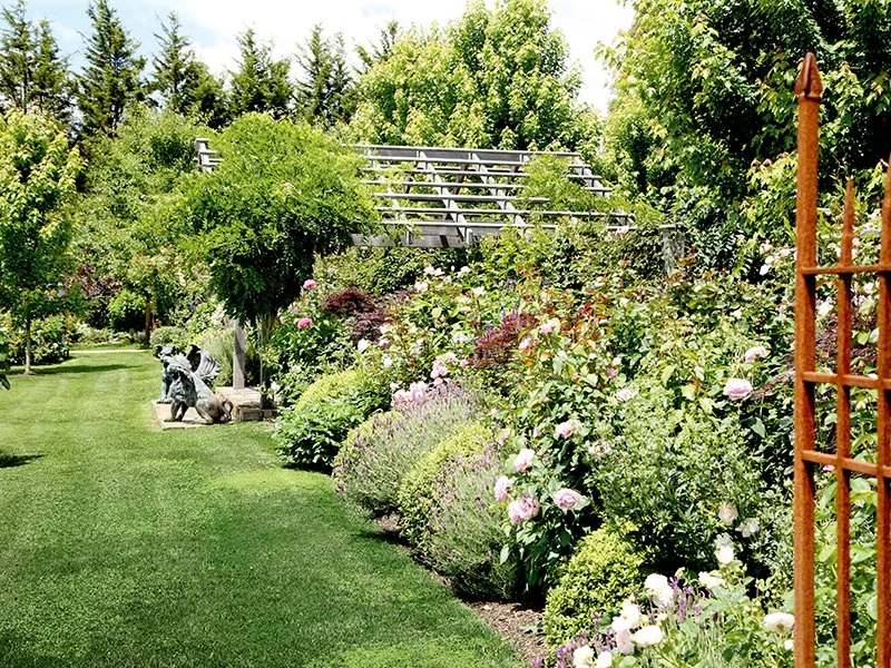 inviting and abundant garden in Exeter