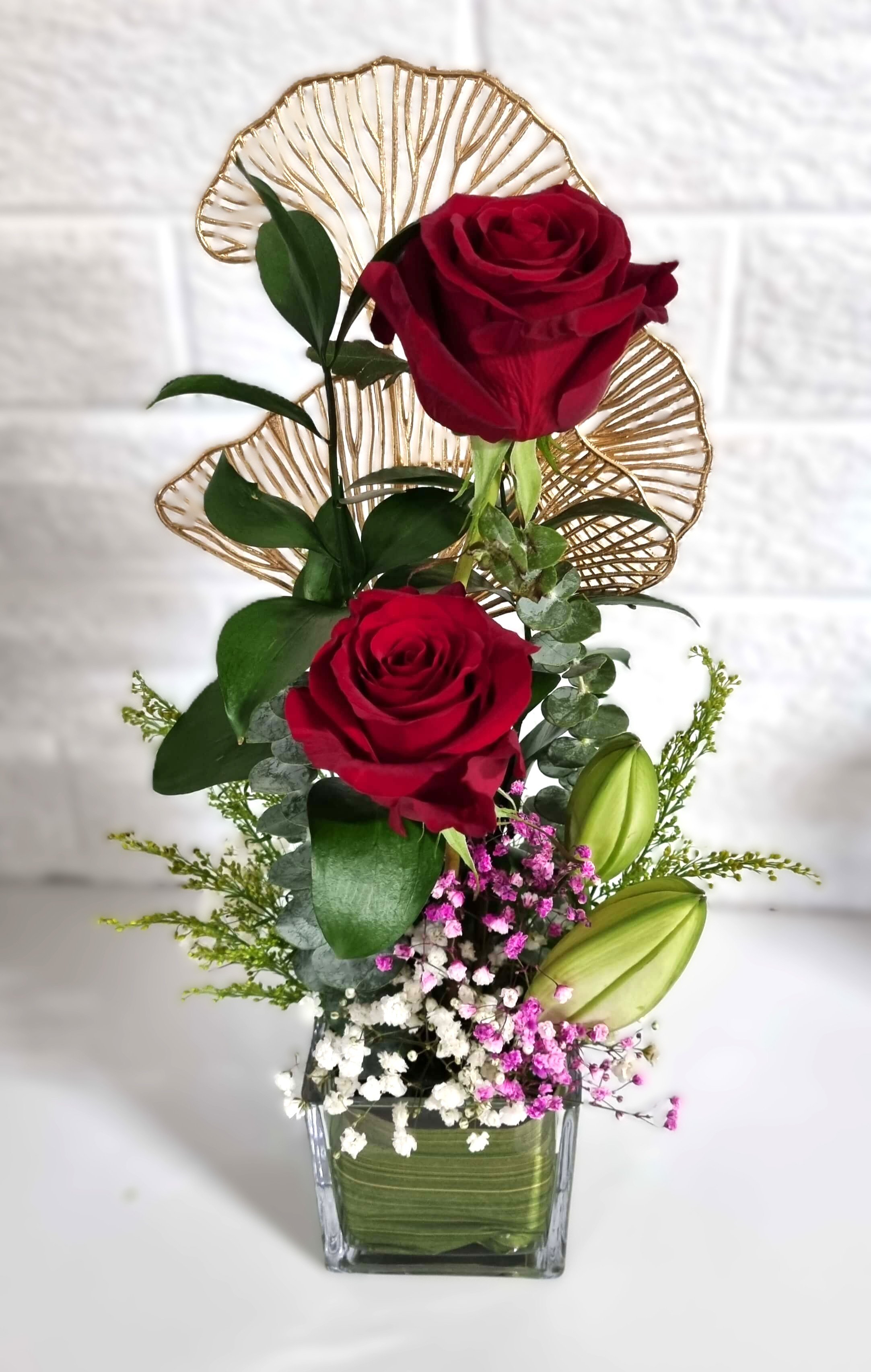 #VD21 Red Rose & Lily Arrangement in Glass Vase