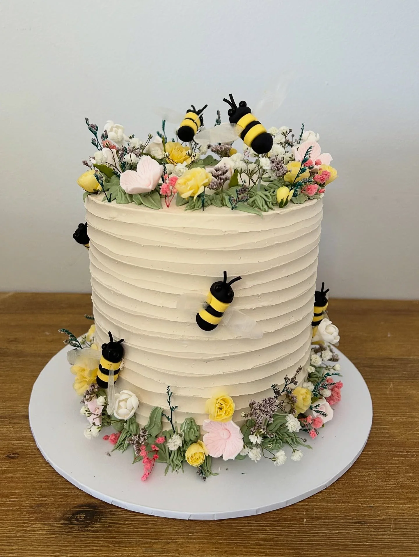 π πΈ
.
.
.
.
.
π DM for all inquiries 
#cake #birthday #birthdaycake #cake #cakes #beecake #busybeecake #flowers #flowercake #wildflower #wildflowers #wildflowercake #cakedecorator #cakedecorating #fondant #ganache #ricepaper #bee #fondantbee #cake