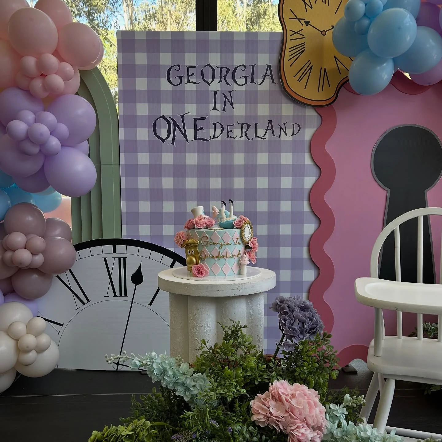 Georgia in ONE-derland 
.
.
.
.
.
π DM for all inquiries
.
.
Event styling by the always incredible @honeyandmapleevents @salutibynovella @salutipizzeria 
#cake #birthday #birthdaycake #cakes #aliceinwonderland #aliceinwonderlandcake #aliceinwonderl
