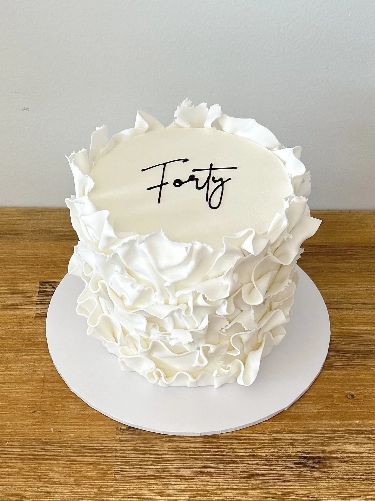 This is Forty.
.
.
.
.
.
π DM for all inquiries 
#cake #birthday #birthdaycake #fondant #ganache #ruffle #fondantruffle #texture #texturedfonadant #cakeart #white #cakedesign #cakedesigner #cakes #cakesofinstagram #cakestagram #cakecakecake #caketop