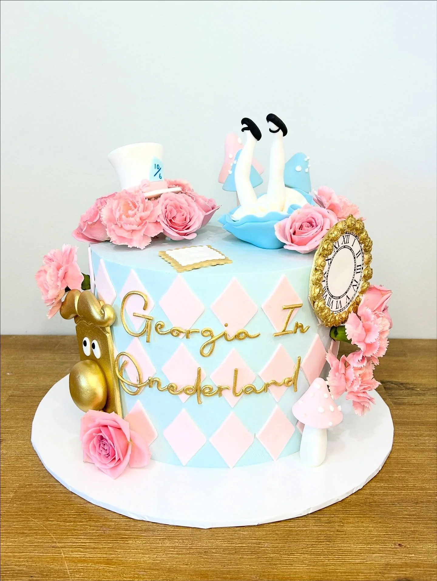 A close up of Georgia in One-derland
.
.
.
.
.
π DM for all inquiries 
#cake #birthday #birthdaycake #alice #aliceinwonderland #onederland #aliceinborderlandcake #theme #cakeart #cakedecorating #cakedecorator #cakedecoration #fondant #ganache #figur
