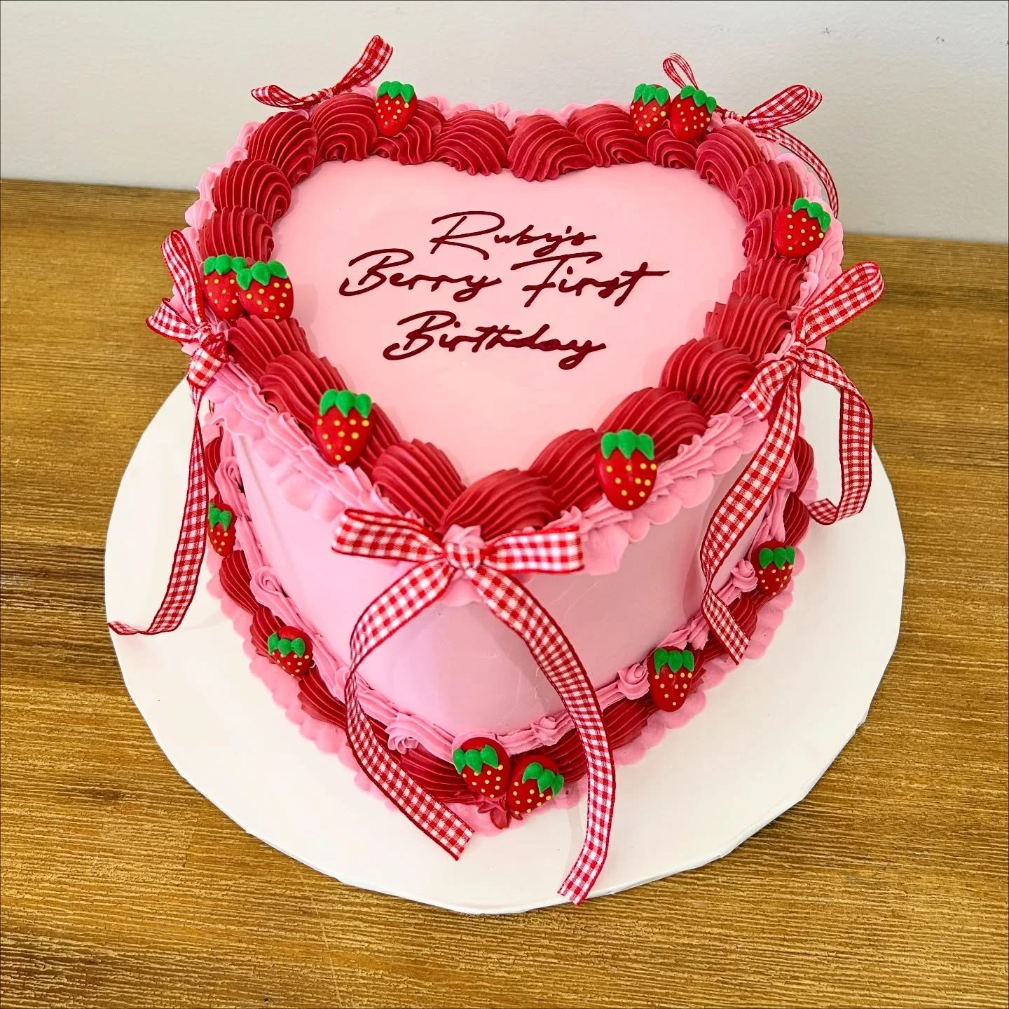 Ruby’s Berry First Birthday π 
.
.
.
.
.
π DM for all inquiries 
#cake #birthday #birthdaycake #pipedcake #strawberries #strawberry  #strawberrycake #cakeart #cakedesΔ±gn #cakedecorating #firstbirthday #berrysweet #sweetone #cakes #cakesofinst