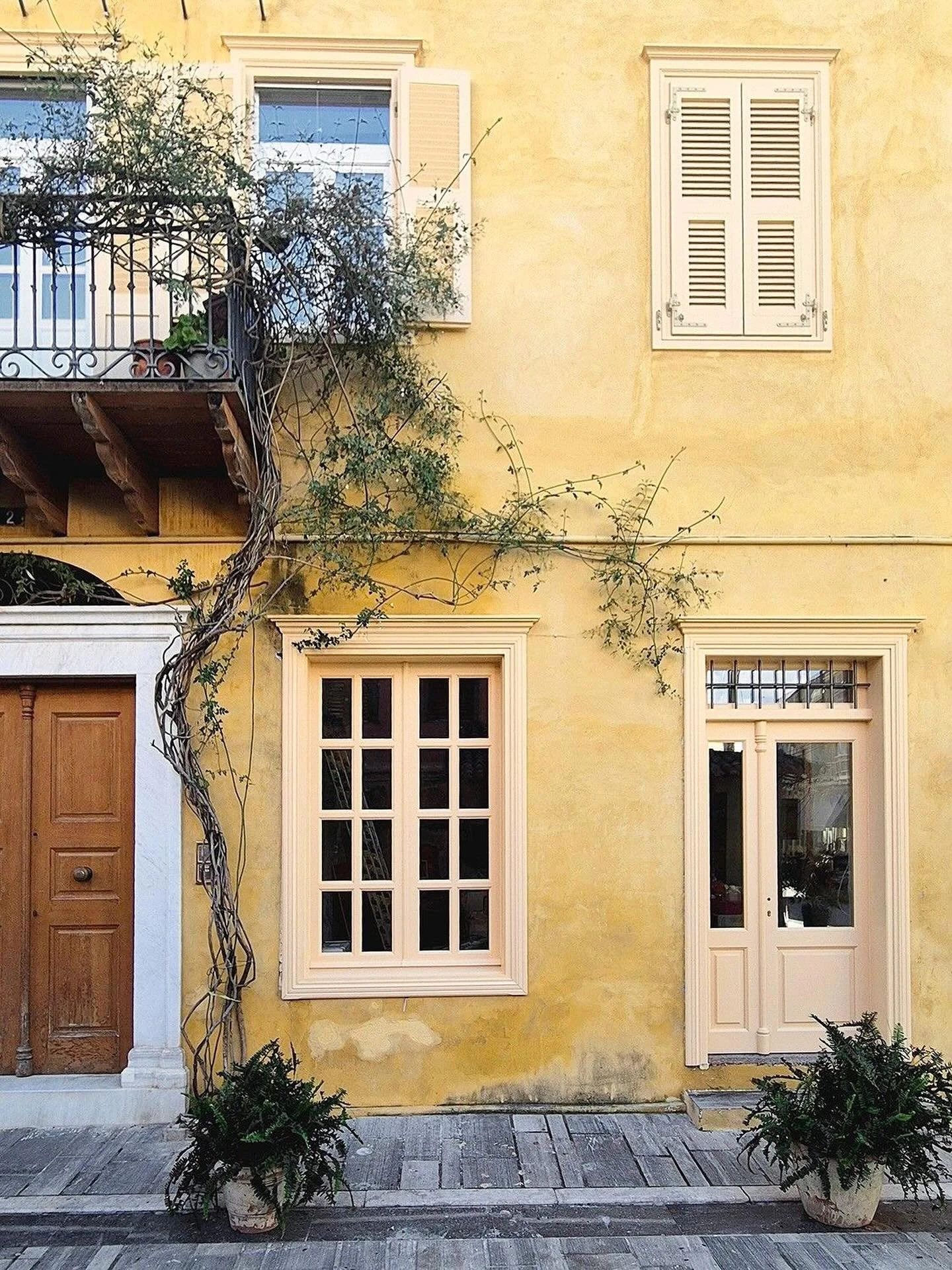 Life abroad can be beautiful, but also isolating. At Goldie, we specialized in therapy for those living, studying or working away from home 💛