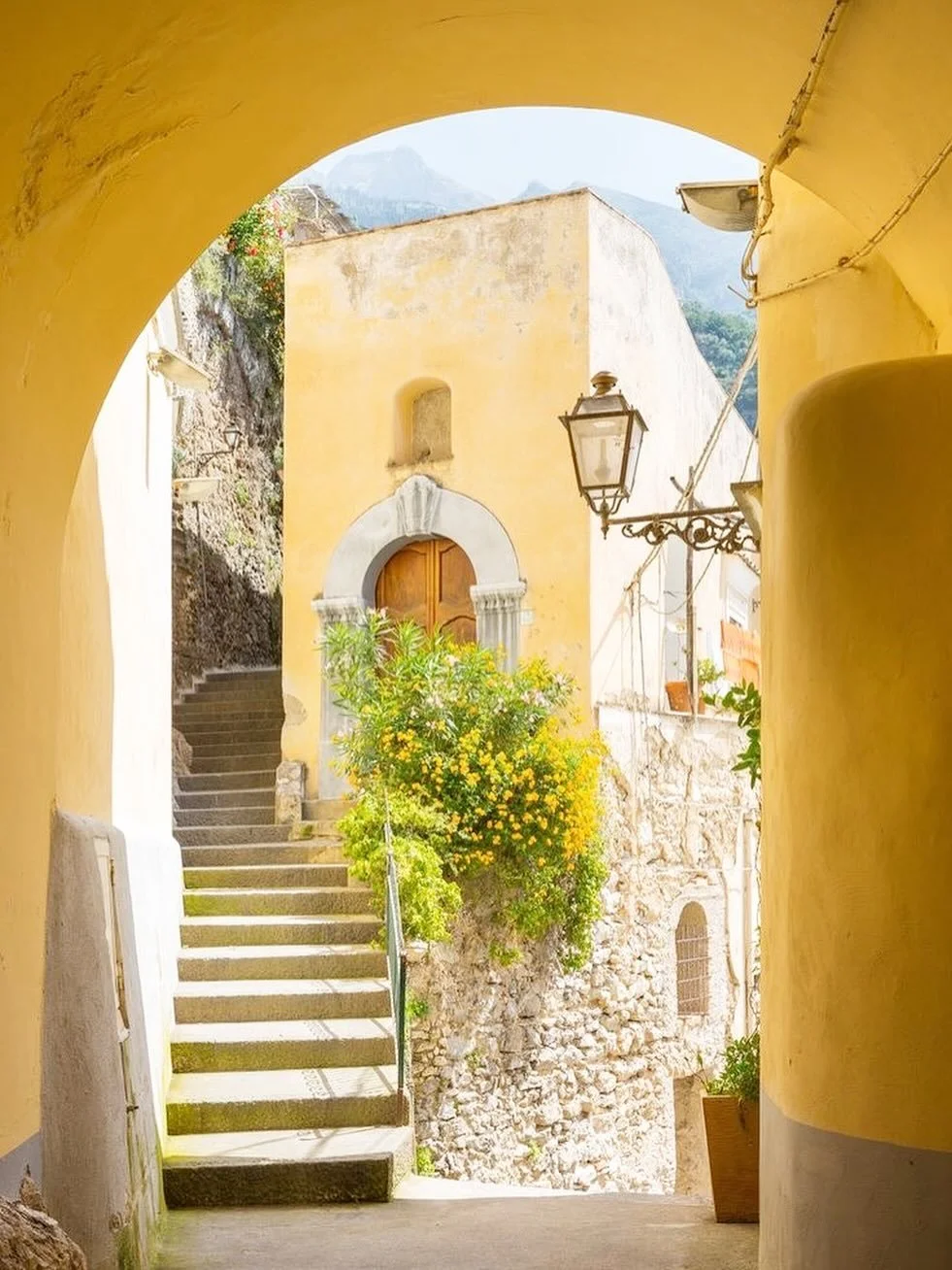 Traveling, living or studying abroad can be one of the best times of our lives - but also isolating. For those who are used to the comforts of their own home, finding a therapist while abroad often feels impossible.

With Goldie, our therapists speci