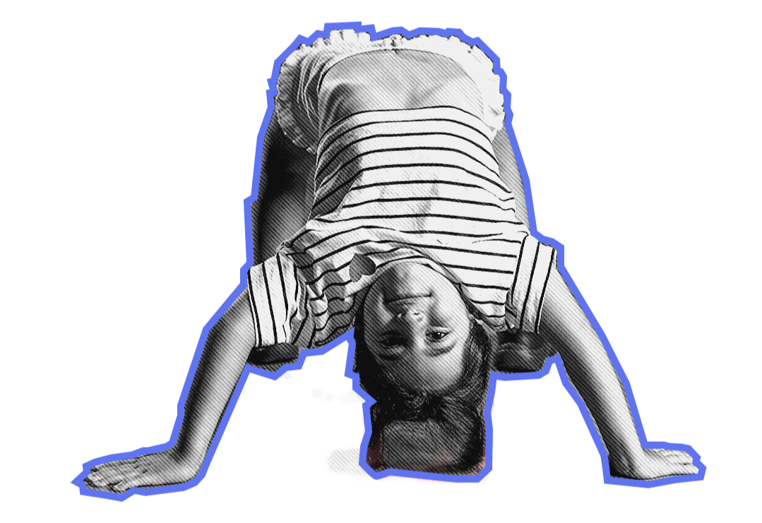 Bambina che si inchina all'indietro con le mani appoggiate al pavimento, indossando una maglietta a righe