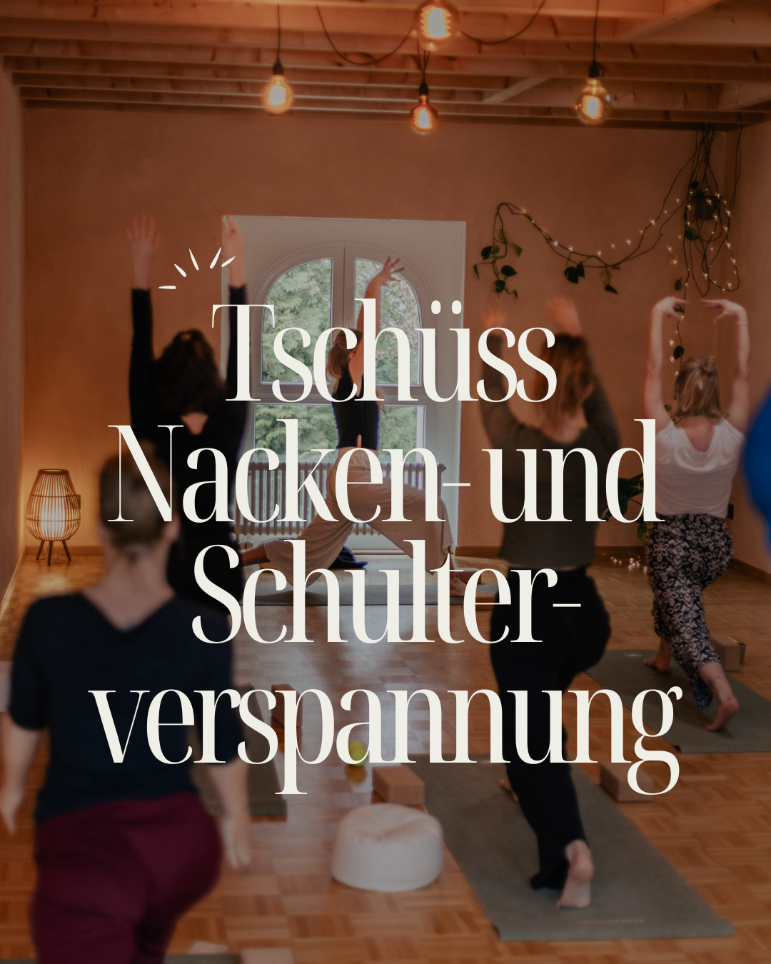 Menschen machen Yoga in einem gemütlichen Raum mit Holzdecke, fenster und warmem Licht. Überlagerter Text: "Tschüss Nacken- und Schulterschmerz". Somatic Yoga Bern für Nacken und Schulterverspannung.