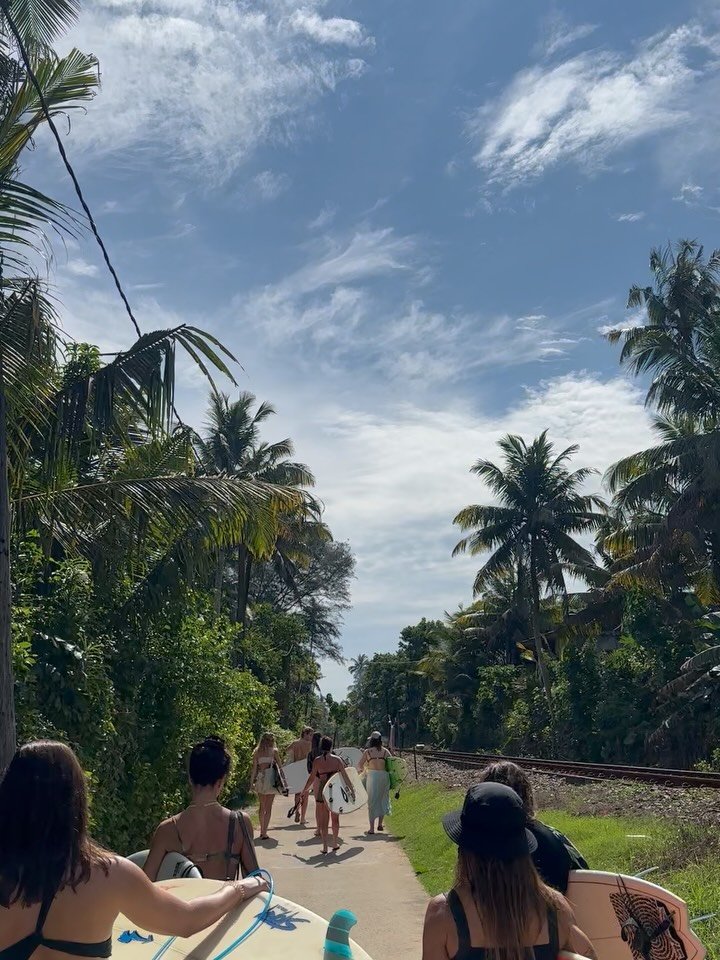 A 1 m&ecirc;s de voltar para o para&iacute;so ✈️🌴
Por isso, vamos relembrar alguns momentos reais da &uacute;ltima edi&ccedil;&atilde;o de Surf Trip no Sri Lanka 🤭

1. a ir a p&eacute; para um surfzinho na praia mesmo em frente ao hotel 
2. relax p