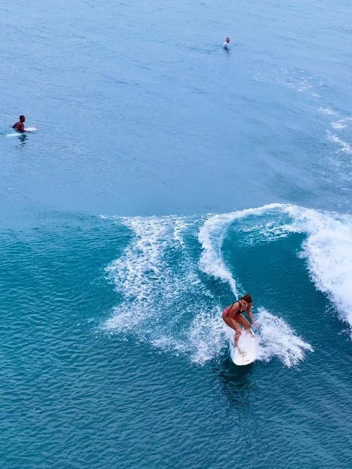 Surfar nas Maldivas foi um verdadeiro sonho tornado realidade. Em outubro deste ano estaremos de volta, com a @enjoysurfclub. As inscri&ccedil;&otilde;es abrem oficialmente daqui a 2 dias. ✈️🩷