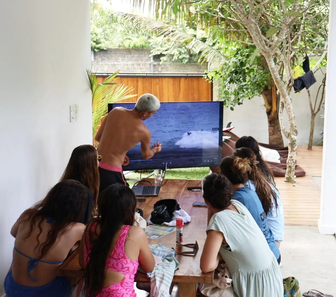 Registos de uma das v&aacute;rias sess&otilde;es de videoan&aacute;lise durante a nossa surf trip aqui no Sri Lanka 🇱🇰 Dos momentos que mais t&ecirc;m contribu&iacute;do para a evolu&ccedil;&atilde;o incr&iacute;vel de cada uma. 🫱🏻&zwj;🫲🏼 @enjo