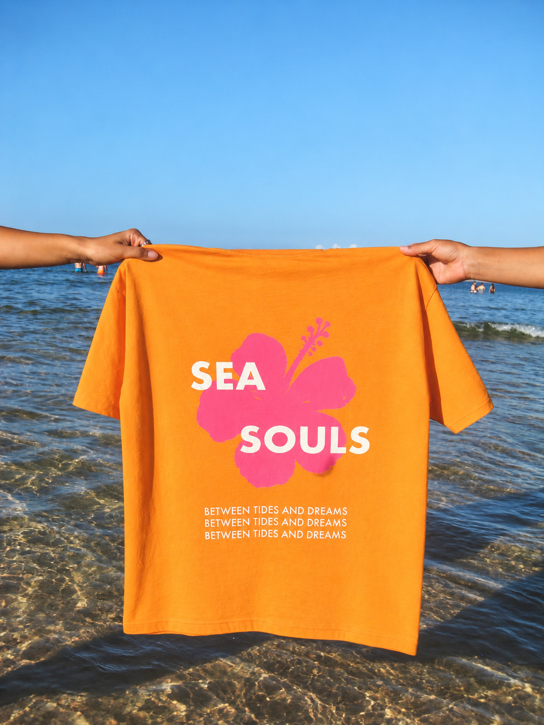 T-shirt laranja sobre o mar તેટ.png