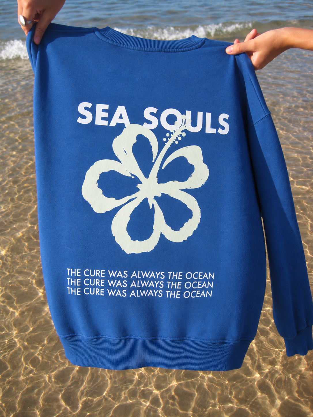 Camisola azul Sea Souls junto ao mar.png