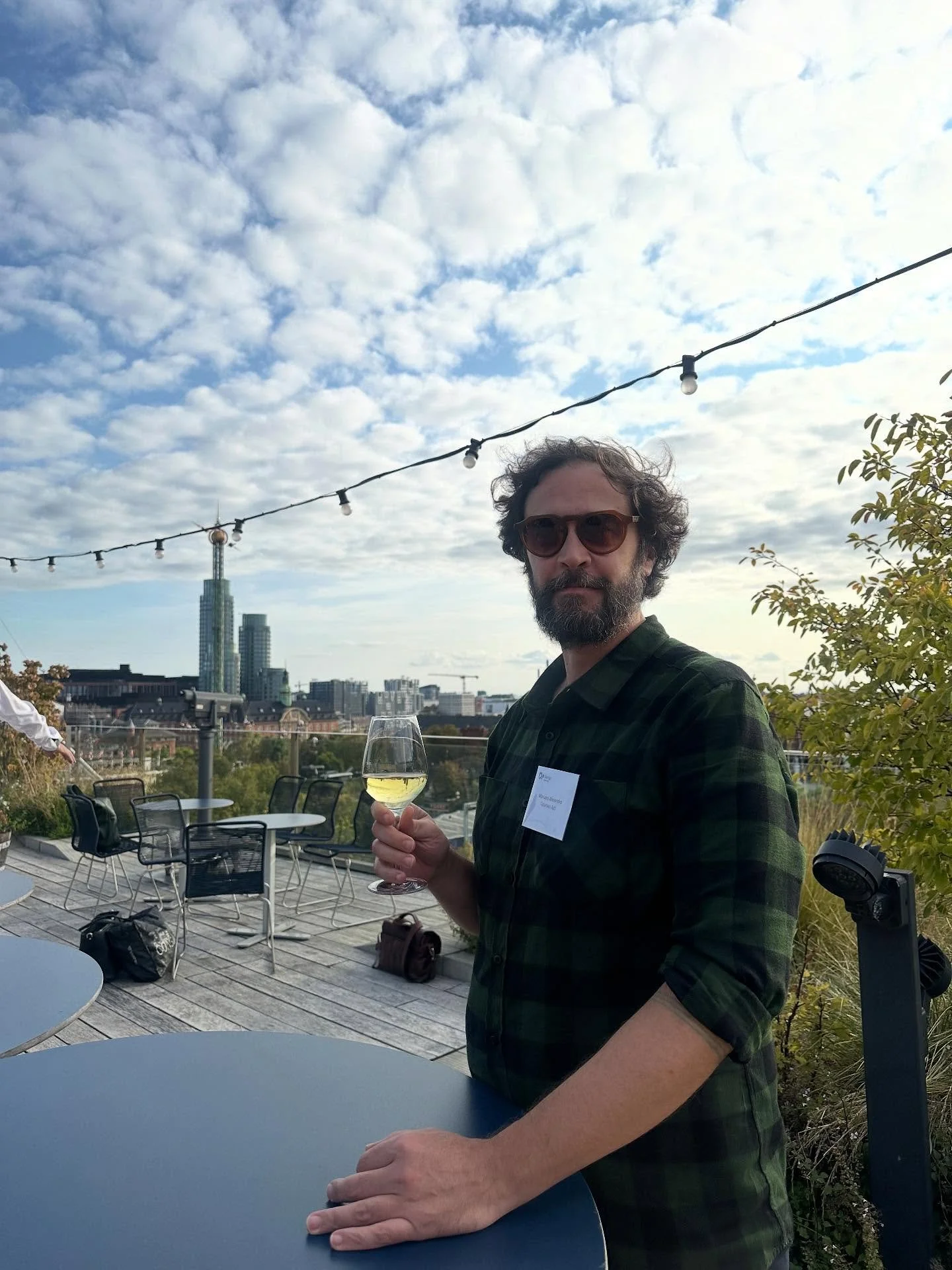 Nogle dage bygger vi. Andre dage drikker vi vin p&aring; en rooftop hos @danskindustri👷&zwj;♀️🏗️. 

Det ene ben kan ikke st&aring; uden det andet &ndash; for det kr&aelig;ver b&aring;de benh&aring;rdt arbejde og st&aelig;rke relationer at bygge nog