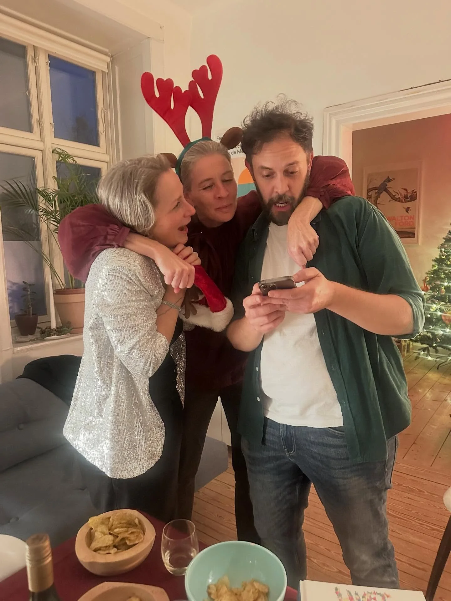 I torsdags var vi samlet til julefrokost med en meget seri&oslash;s og velovervejet agenda:
Mad. Spil. Hygge. 🎄

Og s&aring;&hellip; midt i det hele: Ding.
Tabatwo er App Store approved. 🍎

Derfra gik det hurtigt. High fives. Ekstra lange kram. Et 